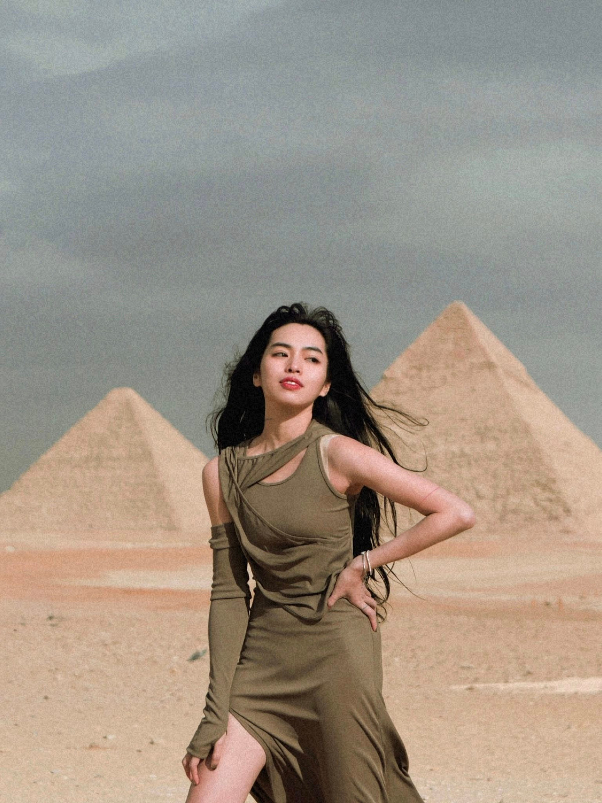 Mới đây, trên trang cá nhân, Đỗ Khánh Vân - nữ diễn viên nổi tiếng với vai Trà Long trong bộ phim "Mắt biếc" - đã đăng tải loạt ảnh xinh đẹp tại quần thể Kim tự tháp Giza. Tuy nhiên, đi kèm với những khung hình lung linh là một dòng trạng thái khá dài bày tỏ sự tiếc nuối và trải nghiệm không mấy suôn sẻ tại nơi mà cô mong đợi nhất. (Ảnh: IGNV)