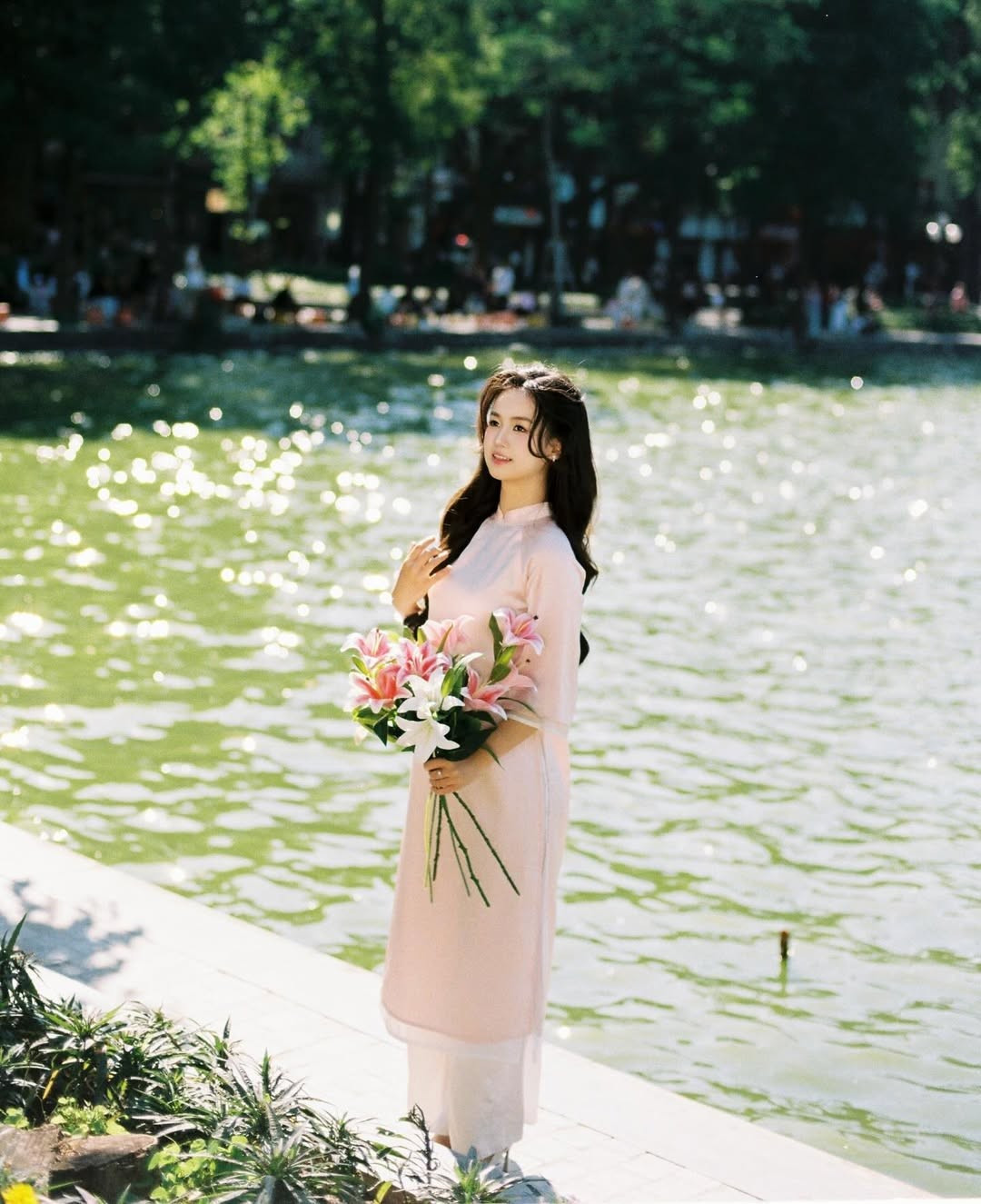 Là một trong những Thủ khoa toàn quốc khối A00 (Toán, Lý, Hóa) trong kỳ thi Tốt nghiệp THPT 2025 với số điểm tuyệt đối 30/30, Nguyễn Lê Hiền Mai, nữ sinh đến từ Phú Thọ còn được biết đến với nhan sắc xinh đẹp, dịu dàng. (Ảnh: IGNV)