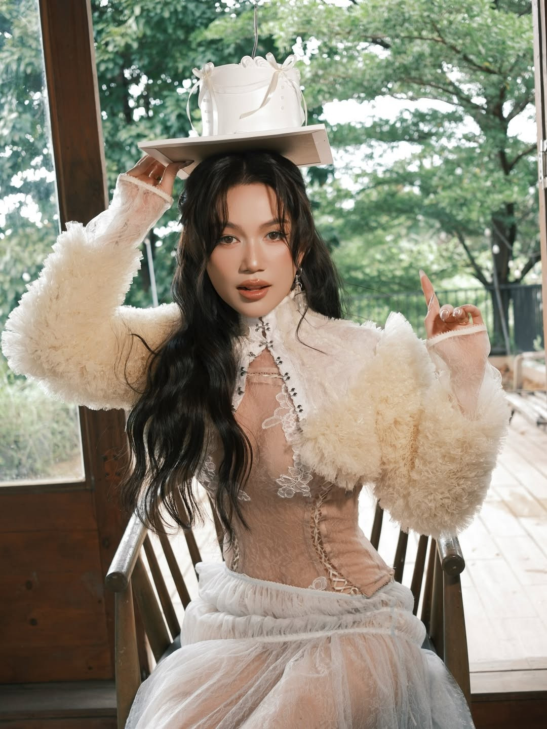 Chào sinh nhật tuổi 39, Sĩ Thanh đã chiêu đãi người hâm mộ bằng một bộ ảnh mới đầy ấn tượng, khoe trọn vẻ đẹp quyến rũ, trẻ trung thách thức thời gian và phong cách thời trang lãng mạn, bay bổng. (Ảnh: IGNV)