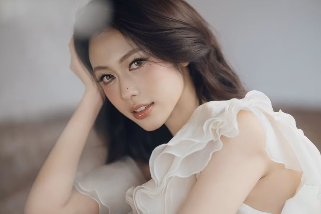 Lý do khiến cô nàng gắn liền với biệt danh "Tô Đát Kỷ" không chỉ nằm ở vẻ ngoài xinh đẹp mà còn ở thần thái vô cùng đặc biệt. Nữ Tiktoker có đôi mắt dài với phần đuôi mắt hơi xếch tự nhiên, tạo nên chiều sâu và sự huyền bí. Chỉ cần một ánh nhìn hững hờ, cô đã có thể toát lên vẻ quyến rũ đặc trưng của hình tượng "hồ ly tinh". (Ảnh: IGNV)