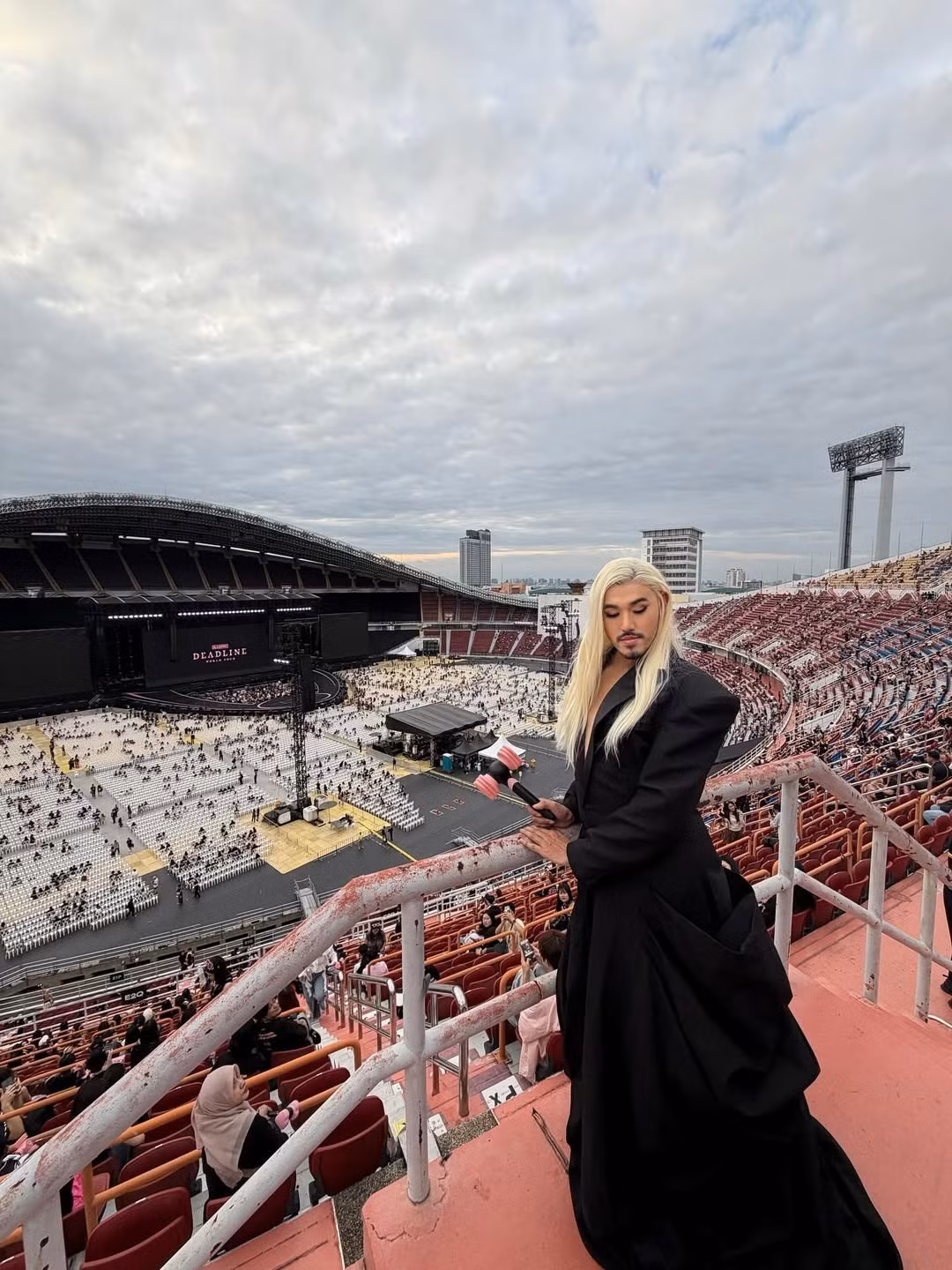 Trong suốt buổi diễn, Buknum đã hóa trang và mang thần thái giống Rose một cách tuyệt đối, từ cách tạo dáng cho đến biểu cảm. Chính sự nổi bật này đã giúp cô lọt vào "mắt xanh" của cả 4 thành viên Blackpink. (Ảnh: IGNV)