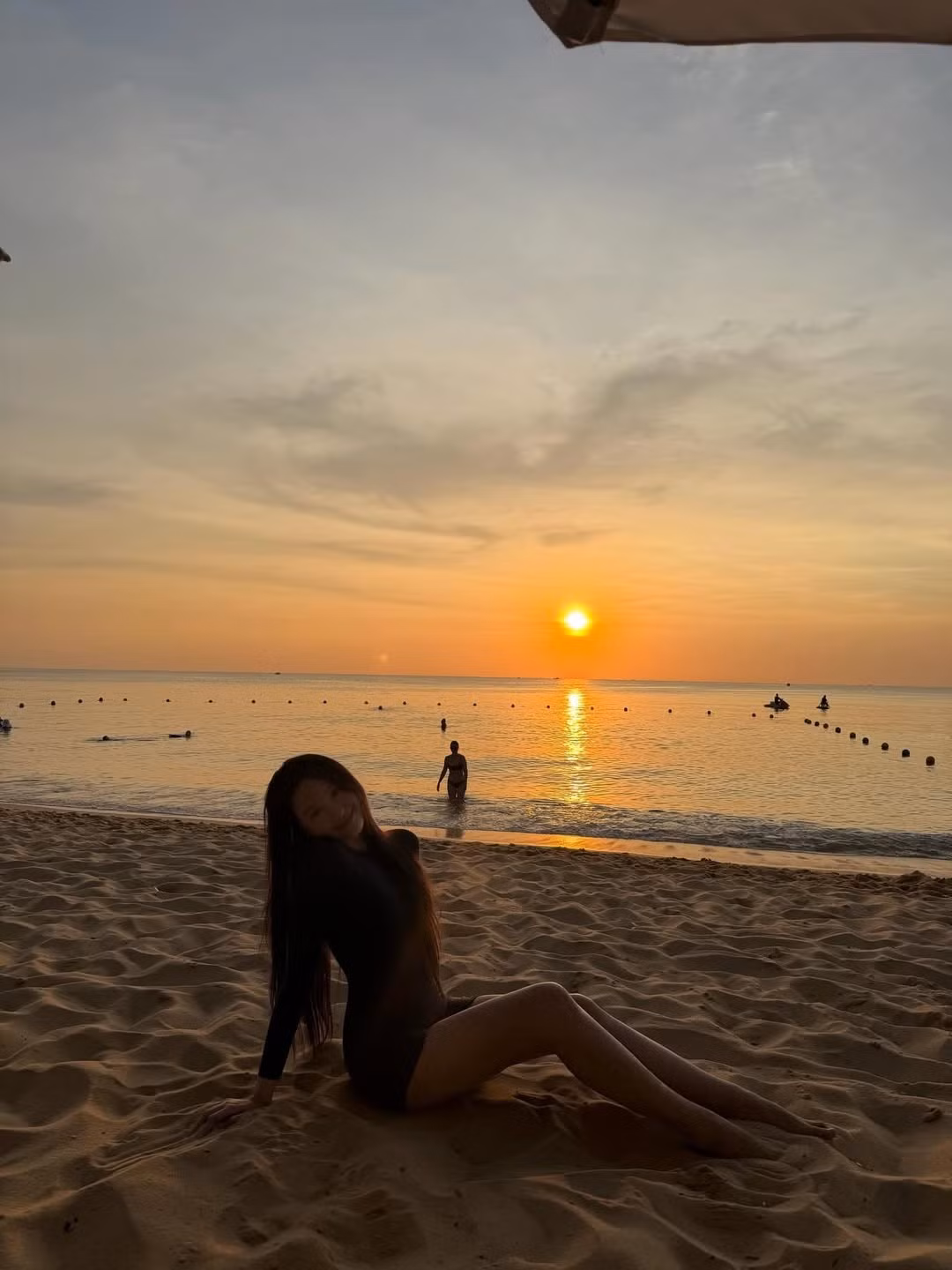 Dưới ánh nắng vàng rực rỡ của buổi hoàng hôn trên biển Phú Quốc, nhan sắc của Top 10 Hoa hậu Việt Nam 2020 được nhận xét là ngày càng thăng hạng. (Ảnh: IGNV)