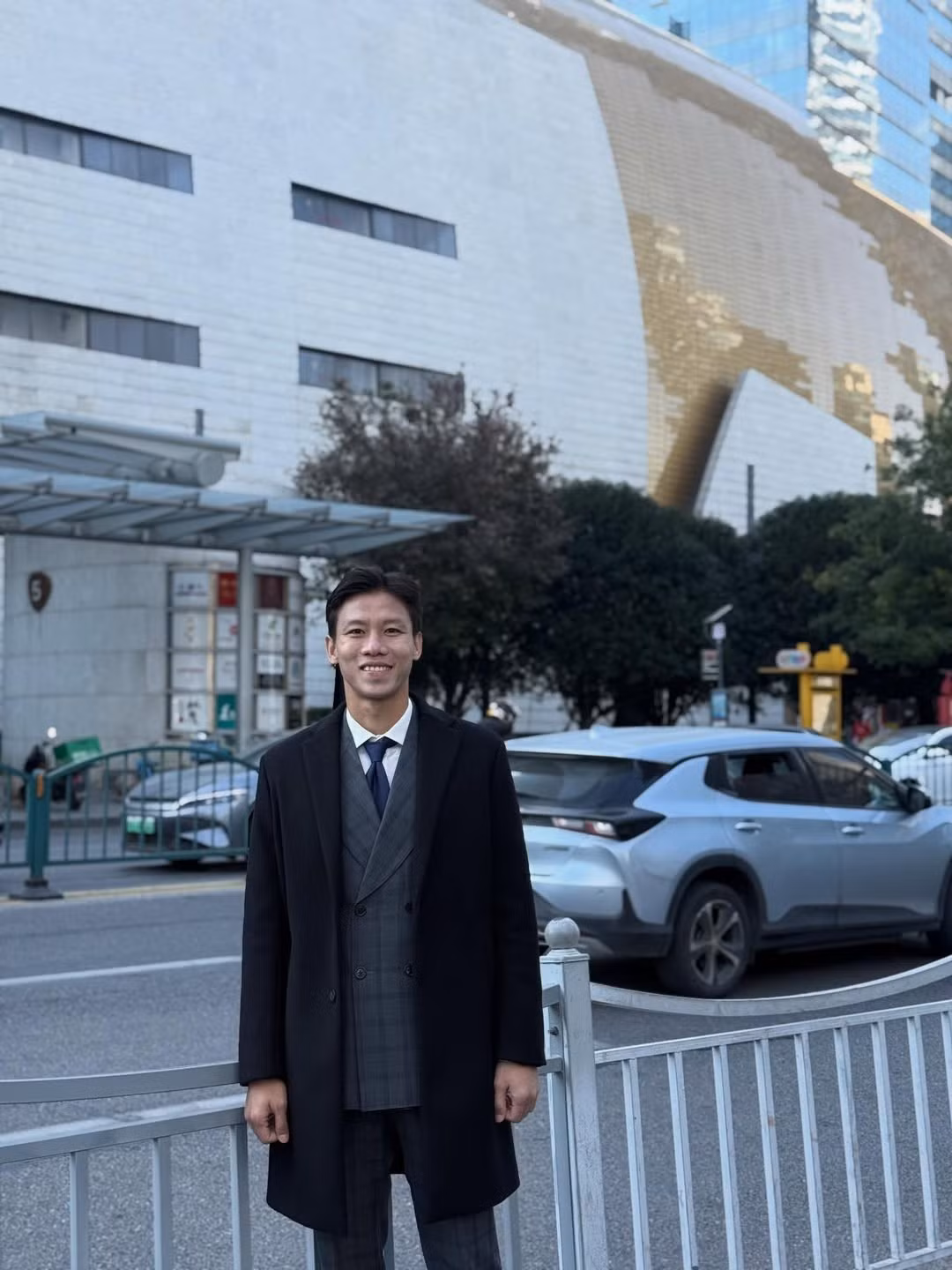 Không chỉ vậy, cả hai cũng cùng nhau tản bộ dưới hàng cây lá vàng rực rỡ. Hình ảnh lãng mạn này khiến nhiều người liên tưởng đến những thước phim tình cảm. (Ảnh: IGNV)