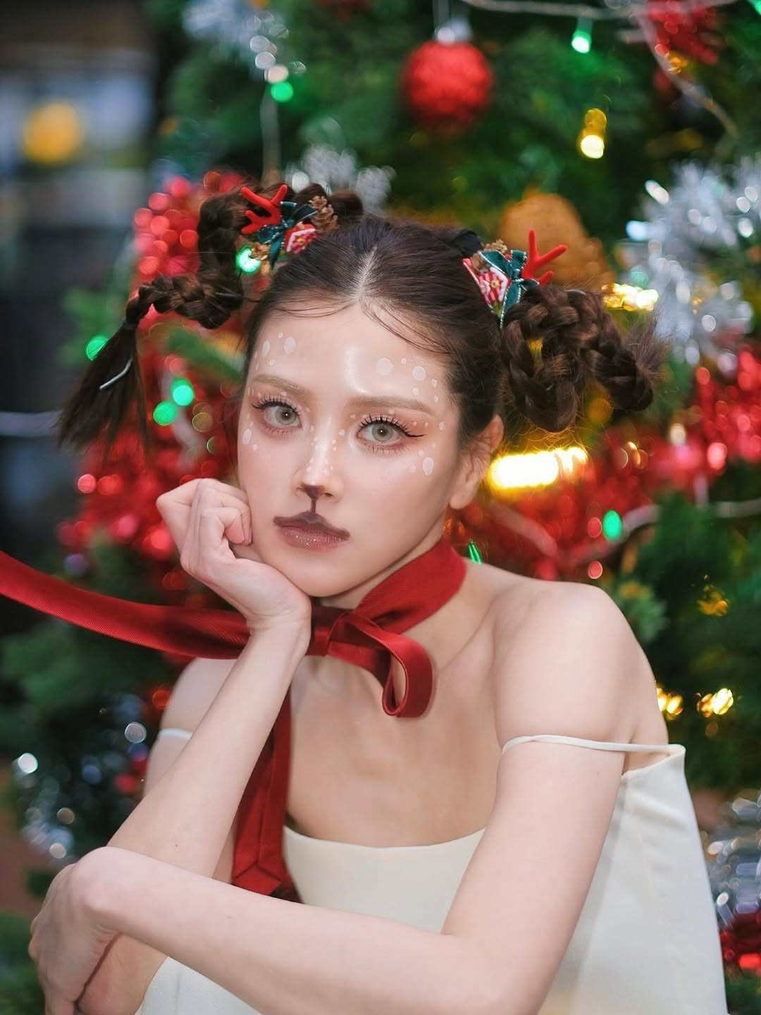 Mái tóc tết hai bên đính kèm sừng tuần lộc nhỏ xinh và quả thông khô càng làm tăng thêm vẻ trẻ trung, "hack tuổi" của nữ diễn viên. (Ảnh: IGNV)