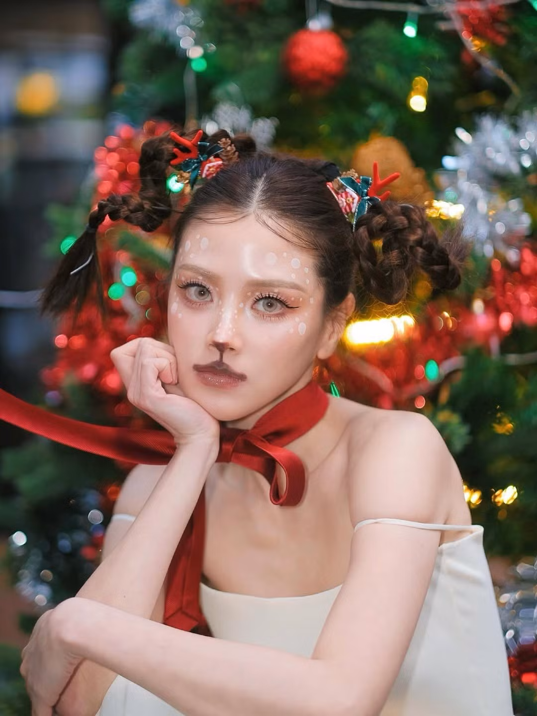 Mái tóc tết hai bên đính kèm sừng tuần lộc nhỏ xinh và quả thông khô càng làm tăng thêm vẻ trẻ trung, "hack tuổi" của nữ diễn viên. (Ảnh: IGNV)