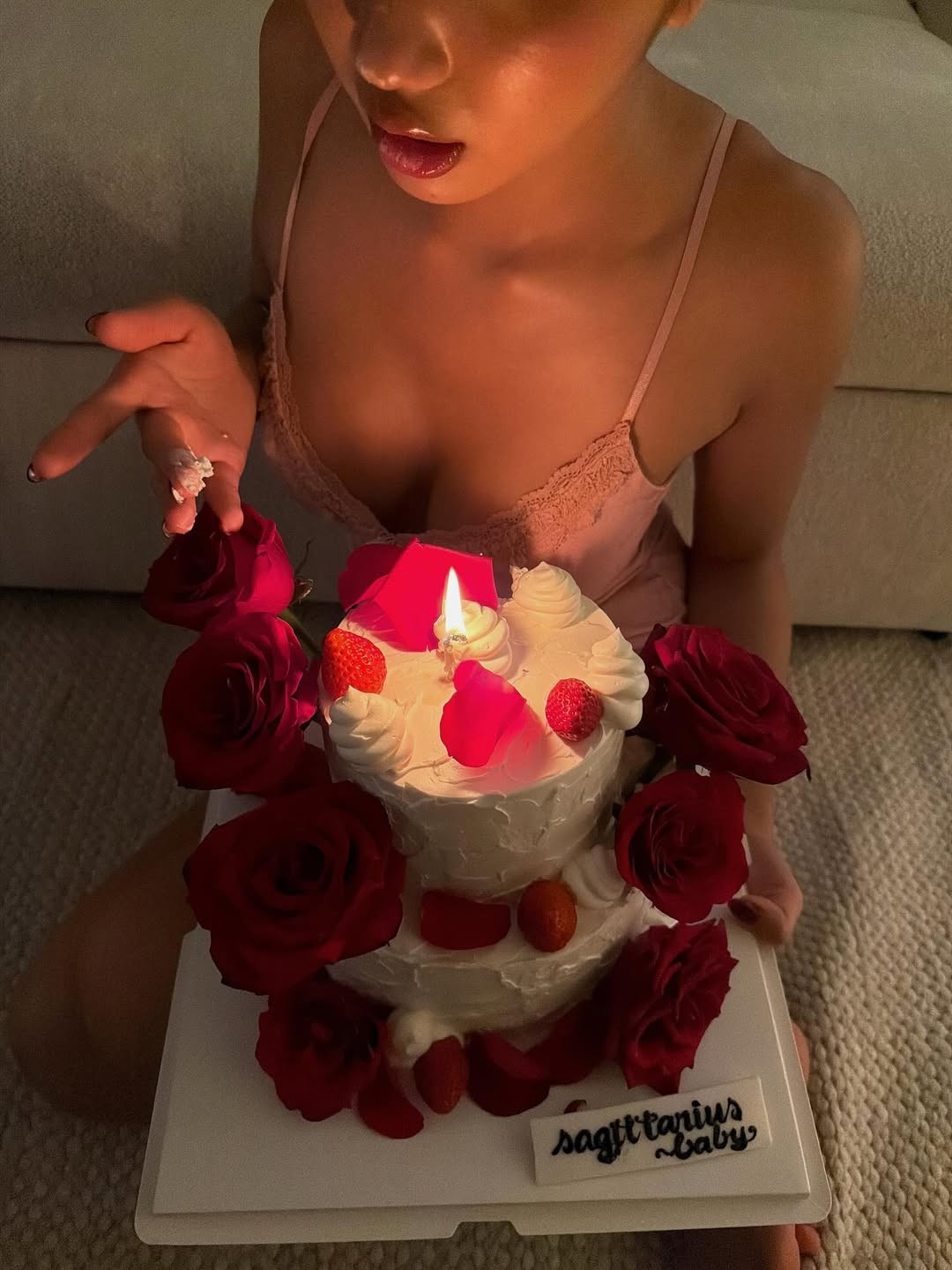 Huyền 2k4 vốn là cái tên không còn xa lạ với giới trẻ Việt. Nổi lên như một hiện tượng từ năm 15-16 tuổi nhờ những video nhép miệng lời bài hát đầy cuốn hút. Thời điểm đó, Khánh Huyền từng "làm mưa làm gió" mạng xã hội với hình ảnh một cô gái với gương mặt tròn trịa, đôi mắt to tròn và nụ cười rạng rỡ. (Ảnh: IGNV)