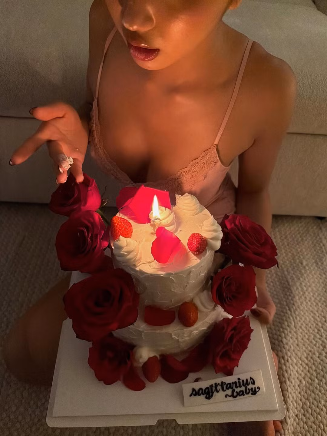 Huyền 2k4 vốn là cái tên không còn xa lạ với giới trẻ Việt. Nổi lên như một hiện tượng từ năm 15-16 tuổi nhờ những video nhép miệng lời bài hát đầy cuốn hút. Thời điểm đó, Khánh Huyền từng "làm mưa làm gió" mạng xã hội với hình ảnh một cô gái với gương mặt tròn trịa, đôi mắt to tròn và nụ cười rạng rỡ. (Ảnh: IGNV)