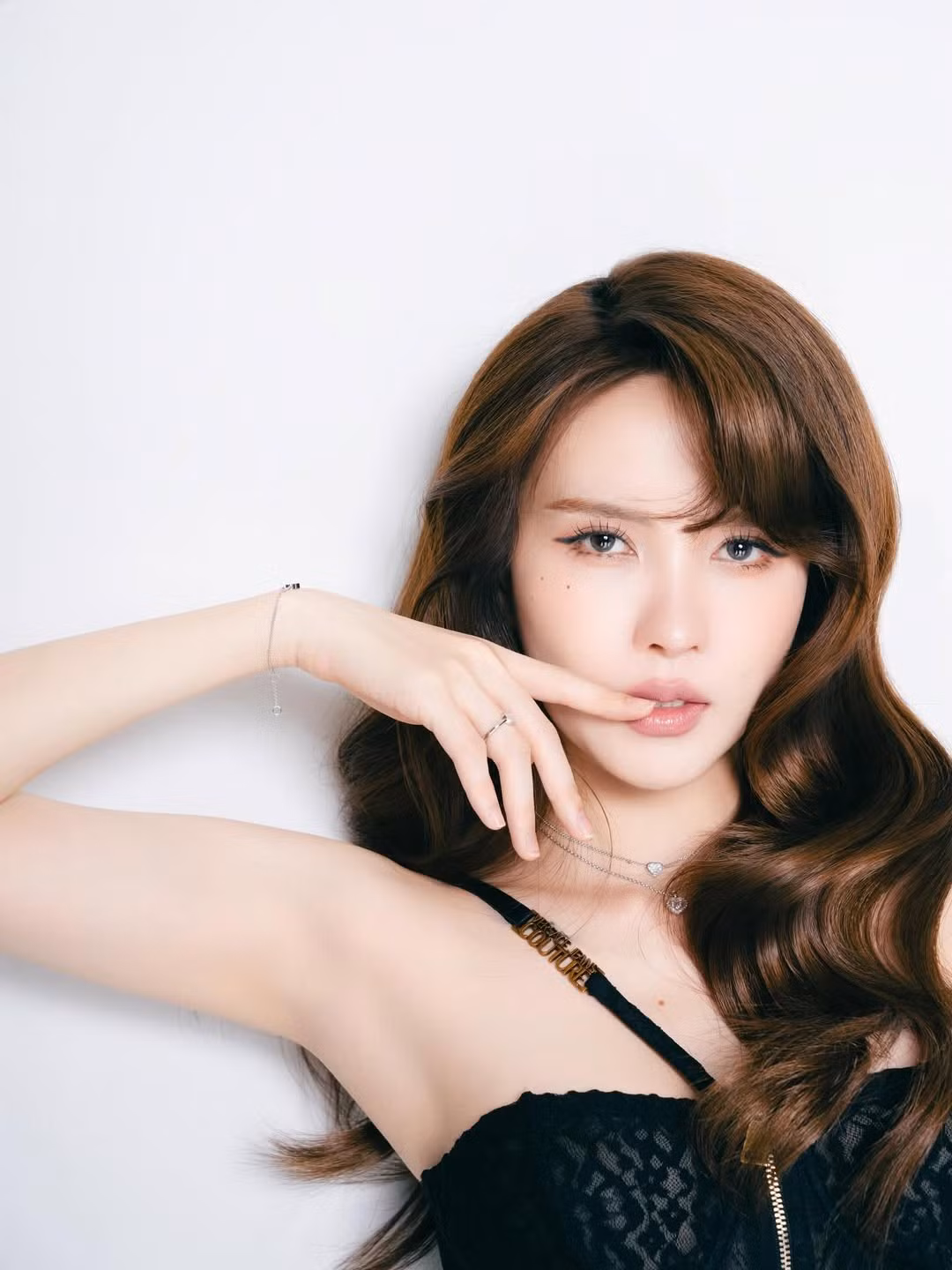 Tuy nhiên, điểm thu hút ánh nhìn nhất lại chính là gương mặt được khoe trọn đường nét khi cô khéo léo để lộ trán và tạo kiểu tóc lệch, giúp visual trở nên mạnh mẽ, hiện đại và cực kỳ thời thượng.