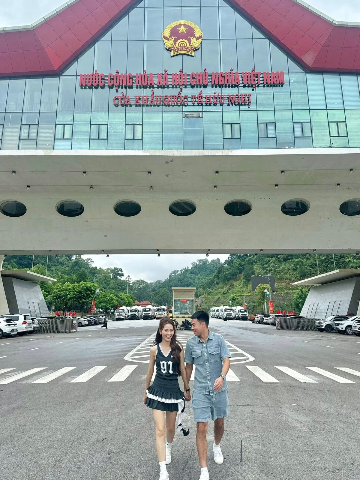 Chàng cầu thủ không ngại nắm tay bạn gái, thể hiện tình cảm thân mật và ngọt ngào. (Ảnh: FB Nguyễn Huyền Trang)