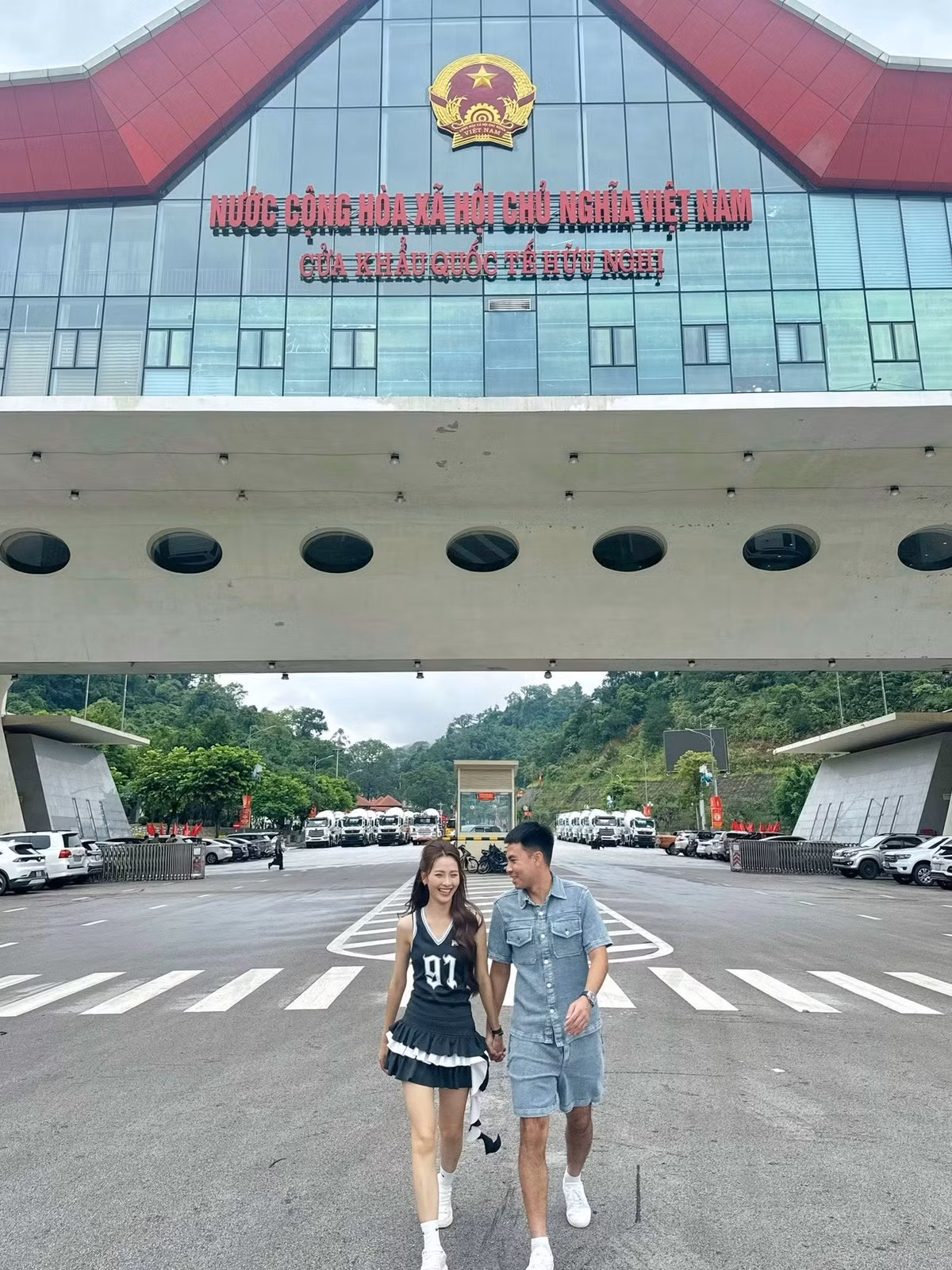 Chàng cầu thủ không ngại nắm tay bạn gái, thể hiện tình cảm thân mật và ngọt ngào. (Ảnh: FB Nguyễn Huyền Trang)