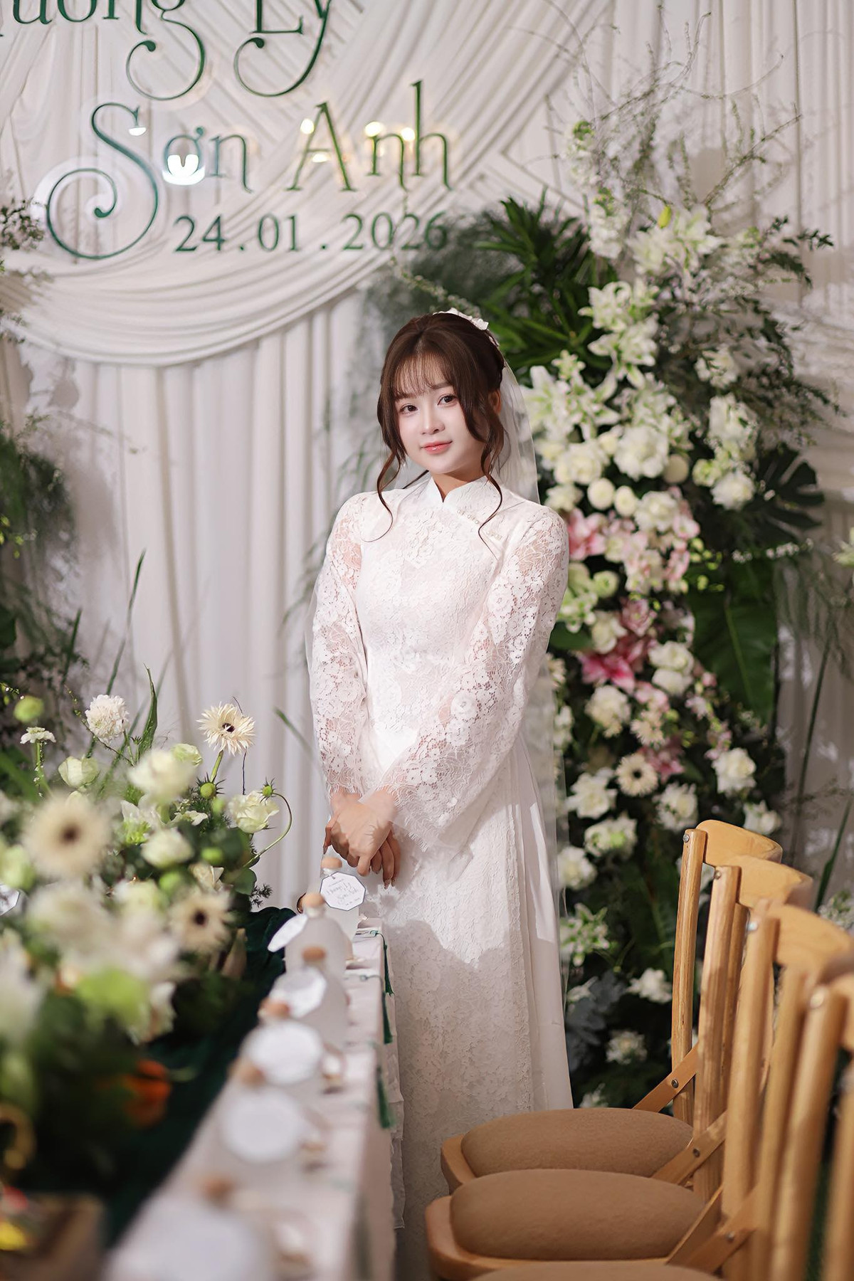 Mới đây, cộng đồng mạng và đặc biệt là những người yêu mến làng game Việt được một phen "dậy sóng" khi nữ streamer, MC xinh đẹp Lyly Suri (tên thật là Nguyễn Thị Hương Ly) bất ngờ công bố tin hỷ. Trên trang cá nhân, cô nàng đã đăng tải những hình ảnh rạng rỡ trong lễ dạm ngõ cùng dòng trạng thái ngắn gọn nhưng đầy hạnh phúc: "Dạ thưa anh chị em Ly lấy chồng". (Ảnh: FBVN)