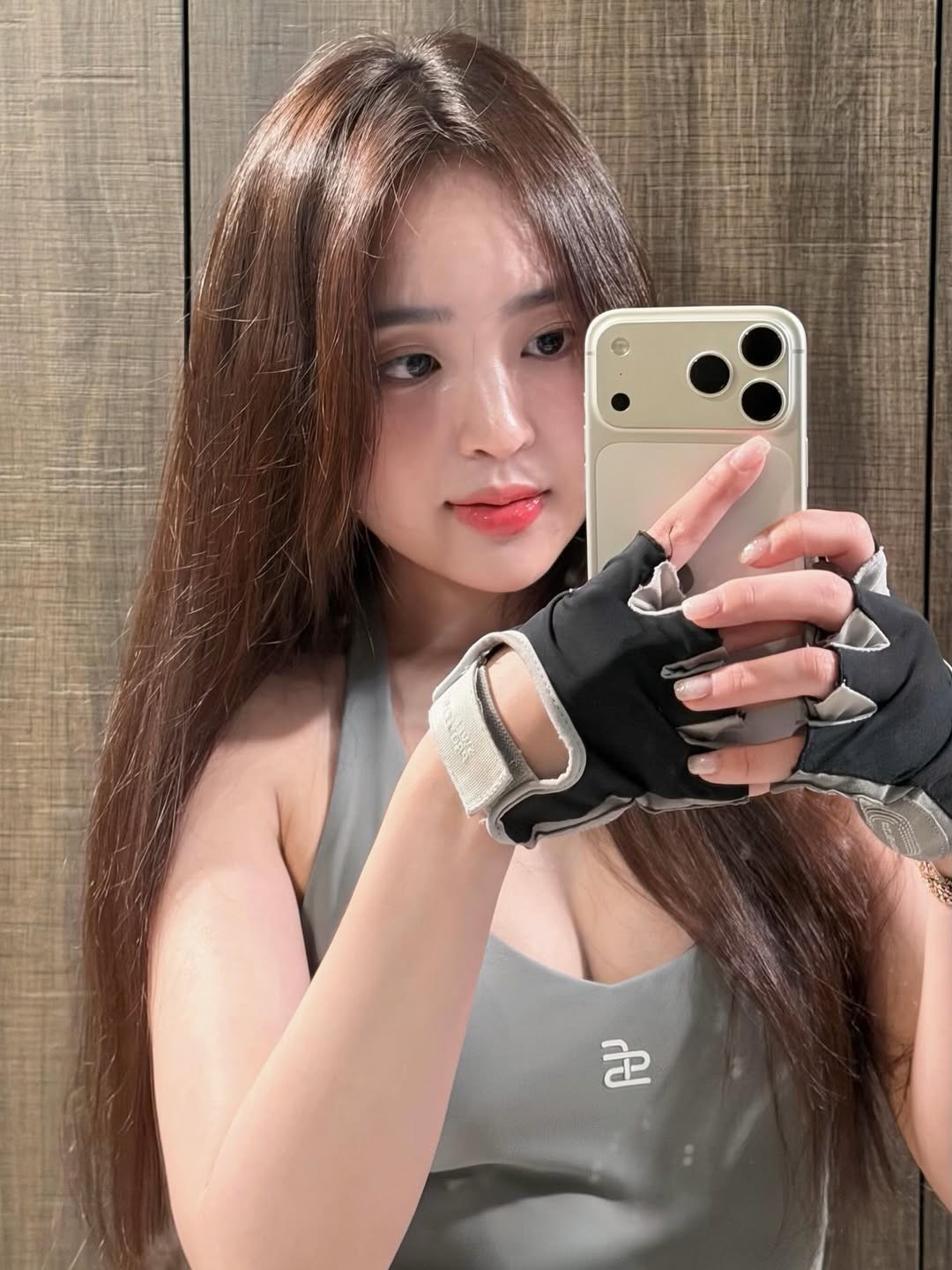 Trong loạt ảnh mới, Lê Phương Anh diện bộ đồ tập mang tông màu xám trung tính cực kỳ tôn da. Thiết kế áo cổ chữ V sâu cùng quần legging cạp cao giúp cô nàng phô diễn khéo léo đường cong đồng hồ cát. (Ảnh: IGNV)