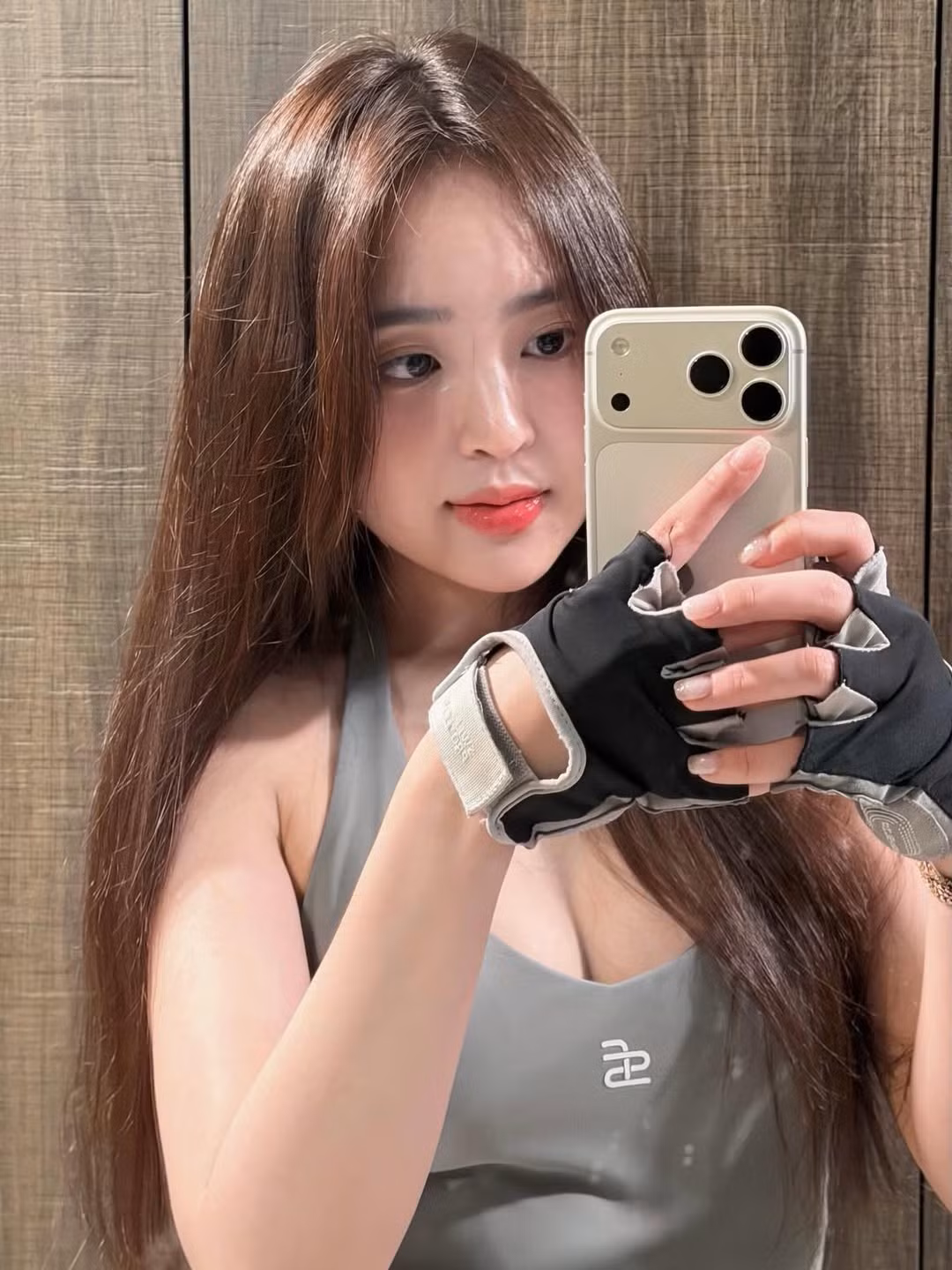 Trong loạt ảnh mới, Lê Phương Anh diện bộ đồ tập mang tông màu xám trung tính cực kỳ tôn da. Thiết kế áo cổ chữ V sâu cùng quần legging cạp cao giúp cô nàng phô diễn khéo léo đường cong đồng hồ cát. (Ảnh: IGNV)