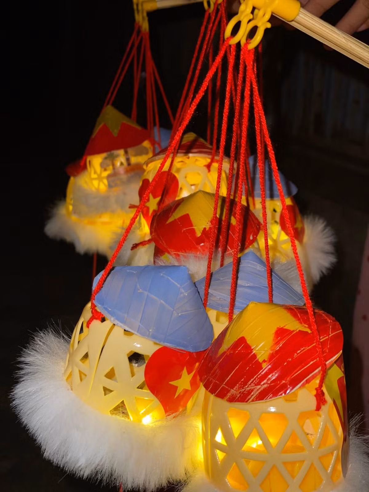 Mùa trăng rằm năm nay chứng kiến sự lên ngôi của một loạt các mẫu đèn lồng "hot trend", kết hợp giữa nét truyền thống và sự sáng tạo hiện đại.