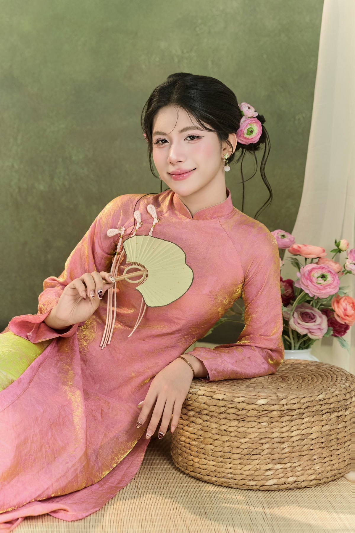 Quyết định chuyển giới của Thanh Hà không chỉ là thay đổi diện mạo mà là sự "hòa nhập giữa tâm hồn và thân thể". Hà muốn lan tỏa thông điệp về sự kiên trì, lòng nhân ái và dũng cảm: "Dù cuộc đời có ra sao... chỉ cần ta không từ bỏ bản thân, ta sẽ tìm thấy sức mạnh nội tại để vươn lên." (Ảnh: FBNV)