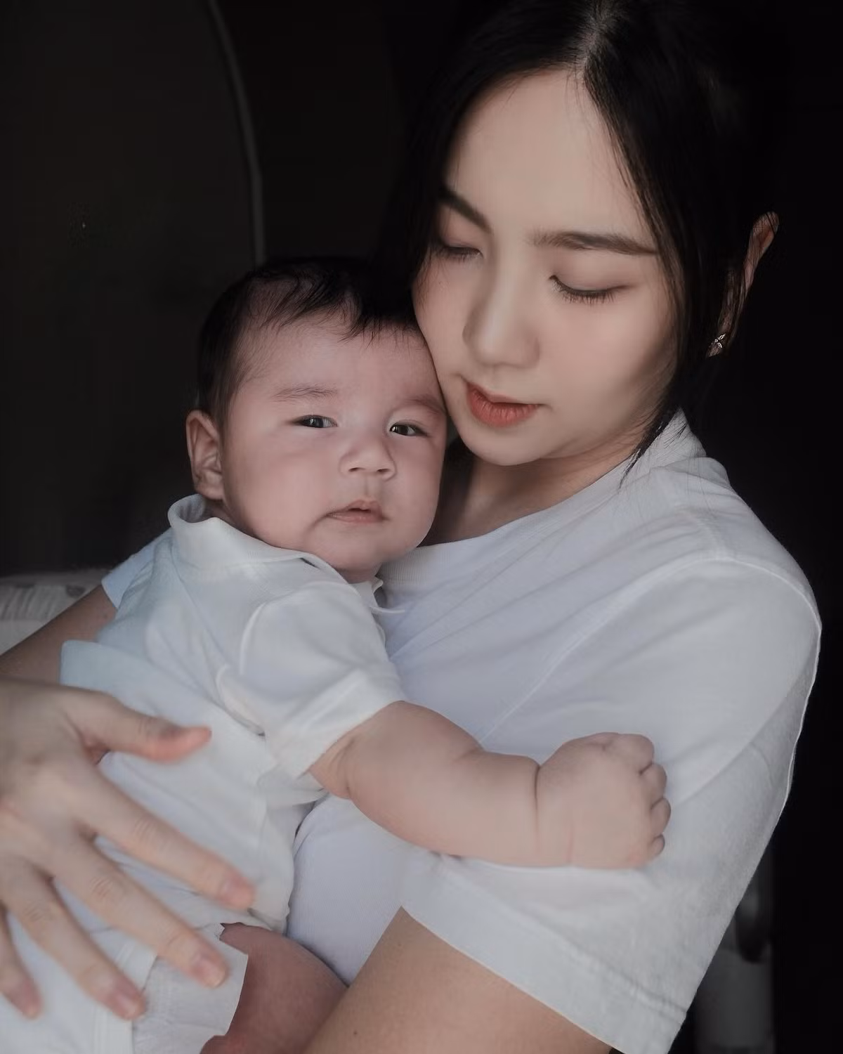 Mai Ngọc còn bật mí thêm, con trai cô rất hiếu động, thích đi dạo và đi bơi, đồng thời rất có năng khiếu "thần thái" khi luôn thích ống kính máy ảnh, điện thoại và đặc biệt là "cười toe toét khi nhìn thấy mẹ". (Ảnh: IGNV)