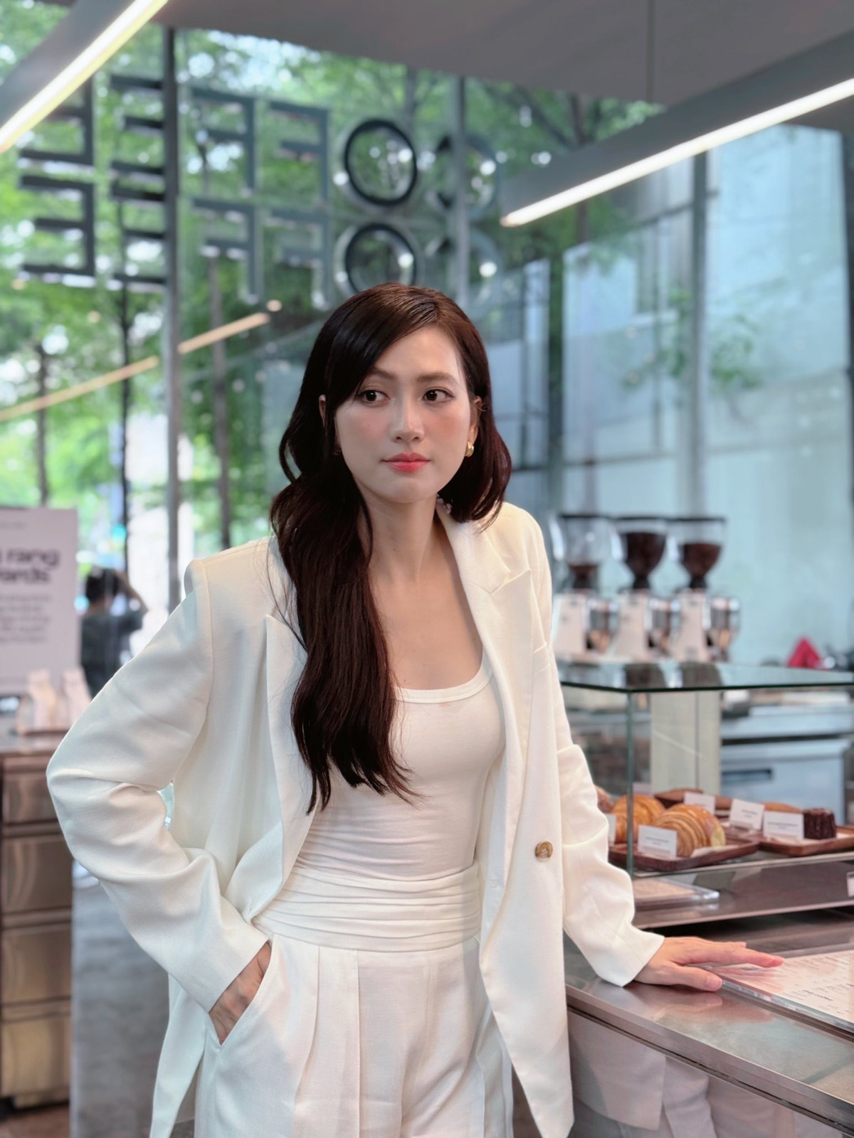 Kể cả lúc đã nổi tiếng thì mỗi lần về quê, cô đều ra bán xôi, đỡ đần cho cha mẹ. Mẹ cô bán xôi, còn nữ diễn viên phụ trách việc thu tiền. (Ảnh: FBNV)