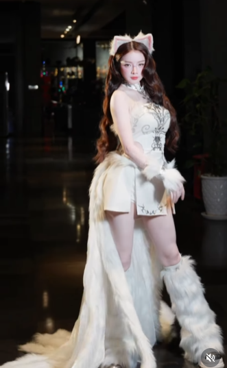 Điểm nhấn đặc trưng là phần trang điểm ở sống mũi và dưới mắt bằng kim tuyến, tạo hiệu ứng như nước mắt lấp lánh của loài cáo trong truyền thuyết, tăng thêm vẻ ma mị, hư ảo. (Ảnh: IGNV)