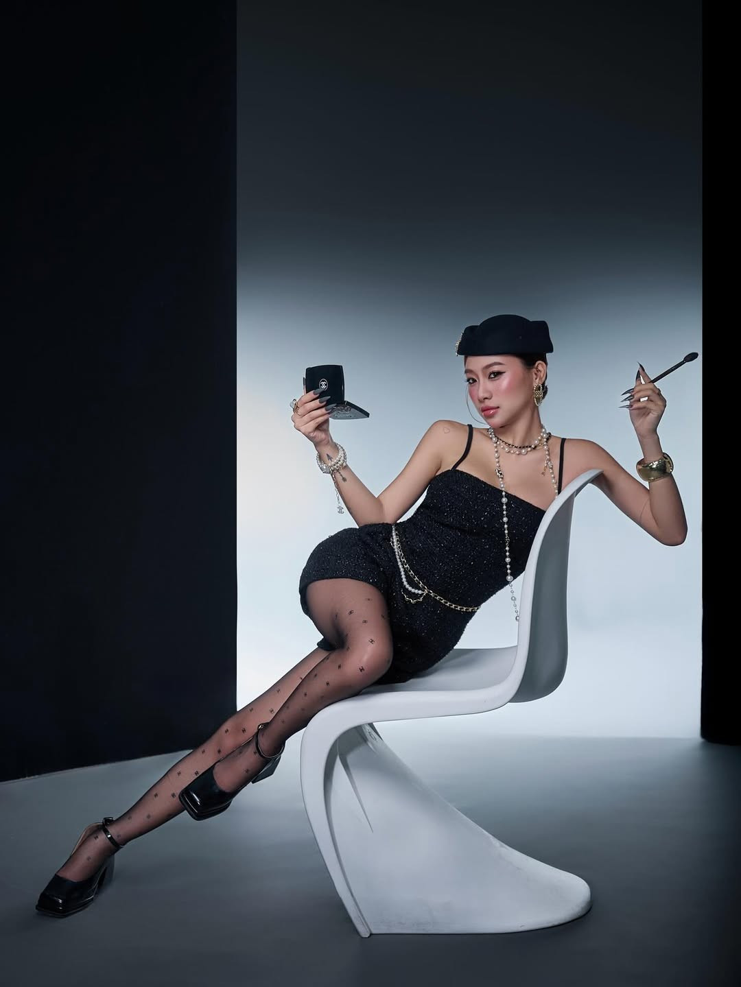 Điều ấn tượng nhất chính là cách cô nàng phối trang sức. Những sợi dây chuyền ngọc trai nhiều tầng được đeo chồng lên nhau, từ ngắn đến dài, tạo nên hiệu ứng thị giác vô cùng bắt mắt. (Ảnh: IG@louispham203)