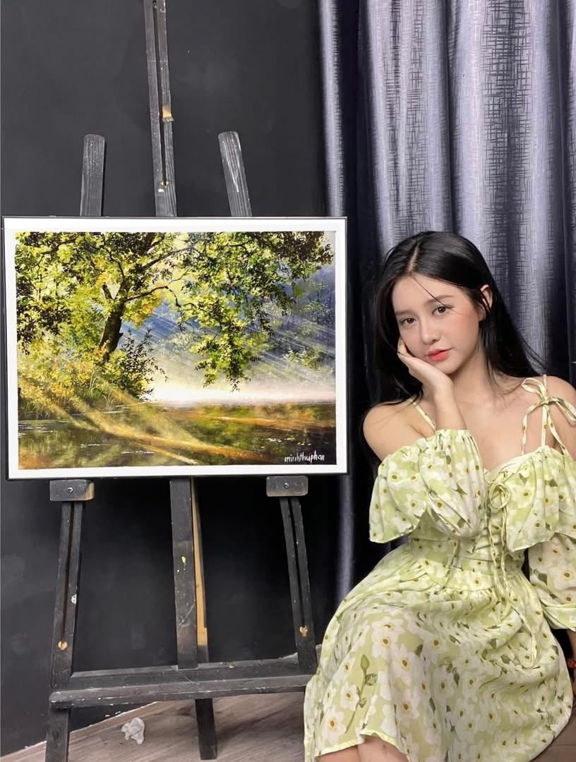 Qua các hình ảnh cận cảnh, có thể thấy cô sử dụng bay và các dụng cụ chuyên dụng để tạo khối, khiến bức tranh có chiều sâu và sống động như thật. (Ảnh: FBNV)