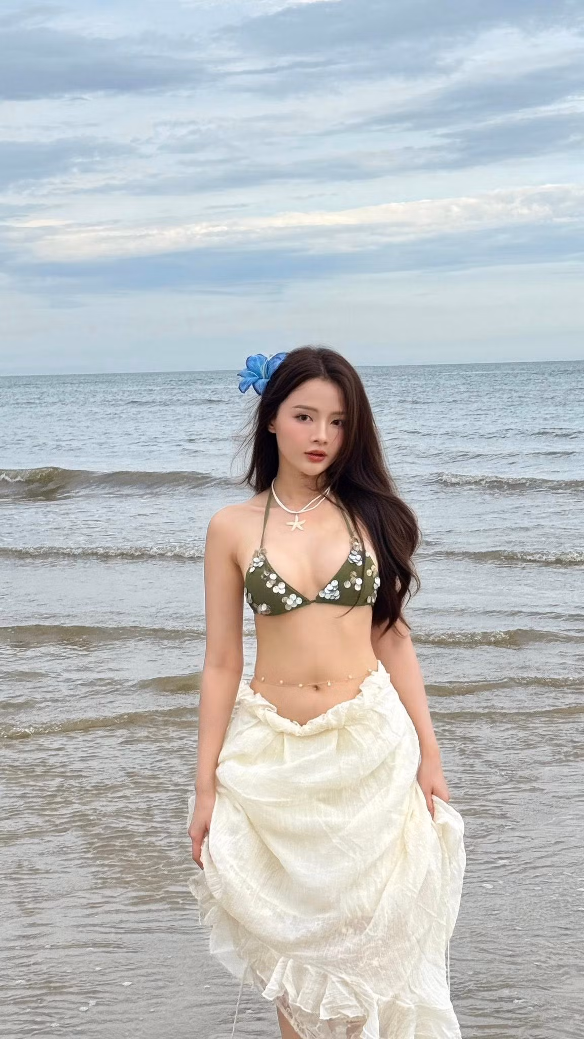 Cô vẫn giữ được nét trẻ trung, "baby" trên gương mặt, nhưng phong cách thời trang đã táo bạo và trưởng thành hơn rất nhiều. (Ảnh: FBNV)