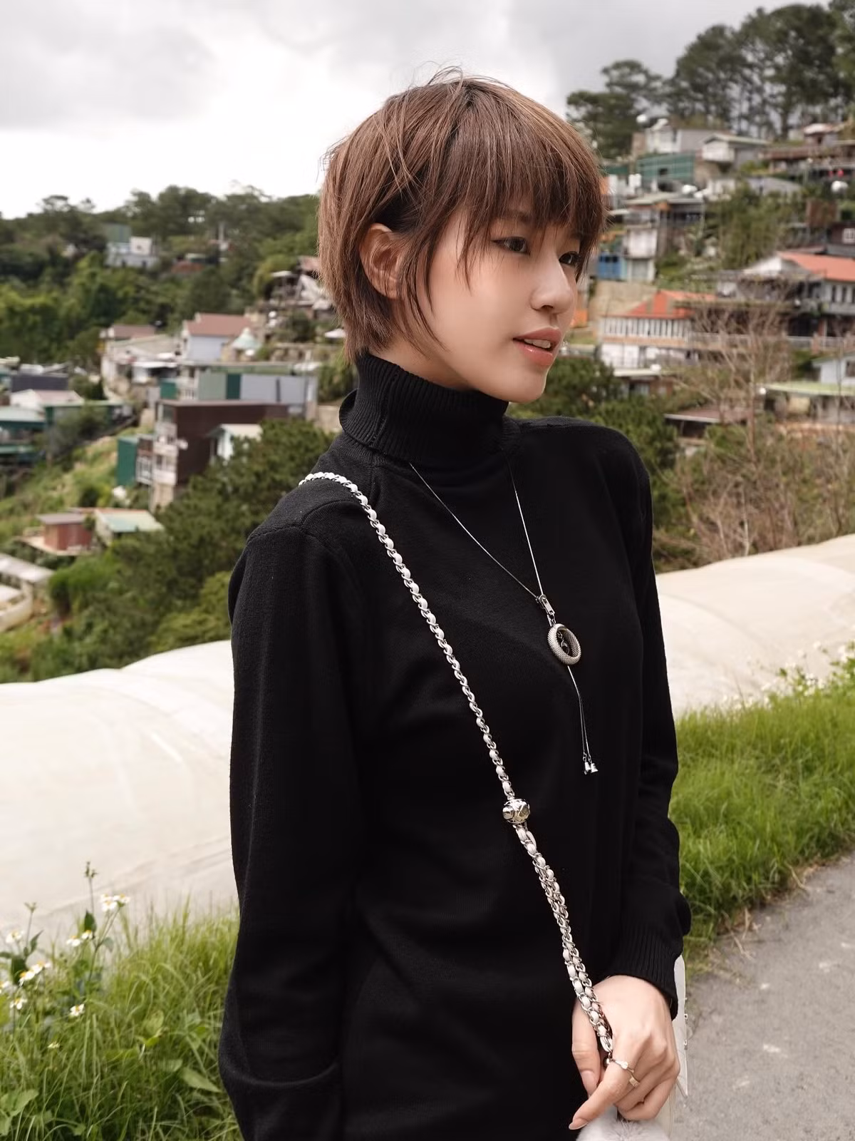 Song song với việc thay đổi kiểu tóc, phong cách thời trang của Pháo cũng ngày càng đa dạng, từ những bộ đồ cá tính, gai góc trên sân khấu đến những trang phục gợi cảm, táo bạo hơn như áo crop top, váy ôm sát, tôn lên vóc dáng khỏe khoắn, tự tin. (Ảnh: IGNV)