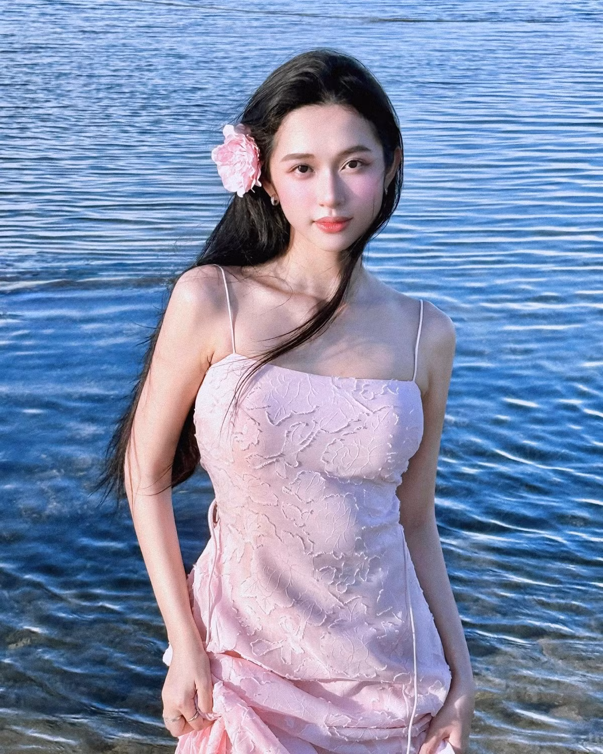 "Hot girl Tây Bắc" nổi tiếng với style đa dạng từ trong trẻo, ngọt ngào đến gợi cảm, quyến rũ. Trên mạng xã hội, cô thường xuyên chia sẻ những bộ ảnh với concept khác nhau, từ trang phục đời thường năng động cho đến những set đồ sexy, thu hút. (Ảnh: FBNV)