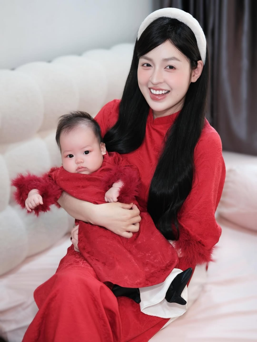 Gia nhập đường đua ảnh Tết, cô nàng "hot girl trứng rán" Trần Thanh Tâm vừa đăng tải bộ ảnh diện áo dài đằm thắm, dịu dàng bên thiên thần nhỏ. (Ảnh: IGNV)