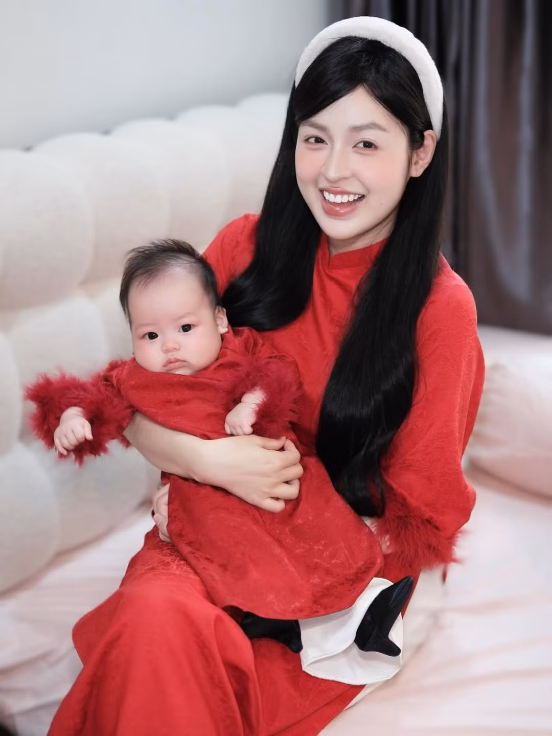 Gia nhập đường đua ảnh Tết, cô nàng "hot girl trứng rán" Trần Thanh Tâm vừa đăng tải bộ ảnh diện áo dài đằm thắm, dịu dàng bên thiên thần nhỏ. (Ảnh: IGNV)