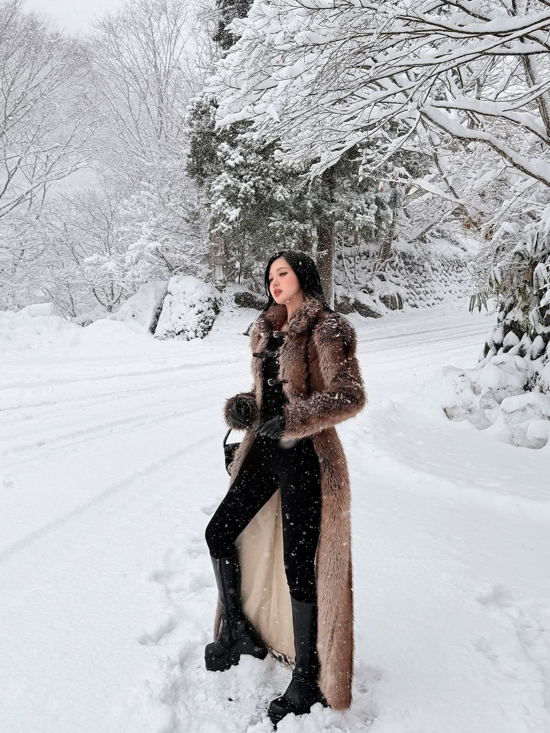 Cô nàng thường xuyên đi du lịch đến nhiều địa điểm đắt đỏ khác nhau trên thế giới. (Ảnh: IGNV)