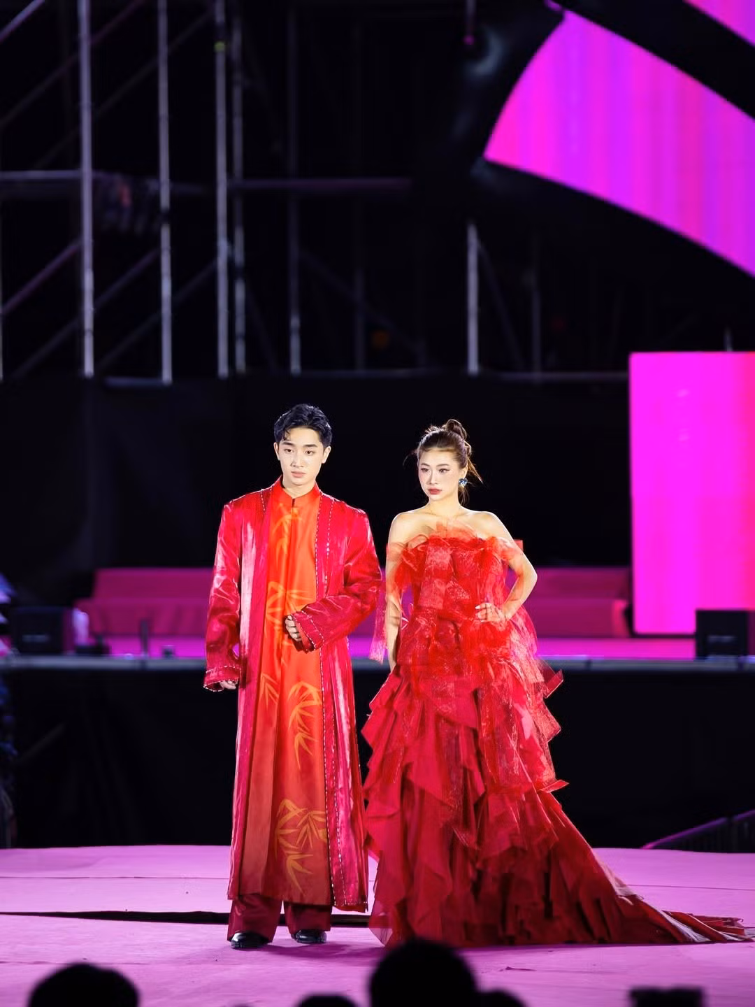 Cả hai cùng nhau xuất hiện trên các livestream bán hàng. Mới đây Louis Phạm và Paul Lê còn đảm nhận vai trò người mẫu catwalk trong một sự kiện. (Ảnh: @louispham203)