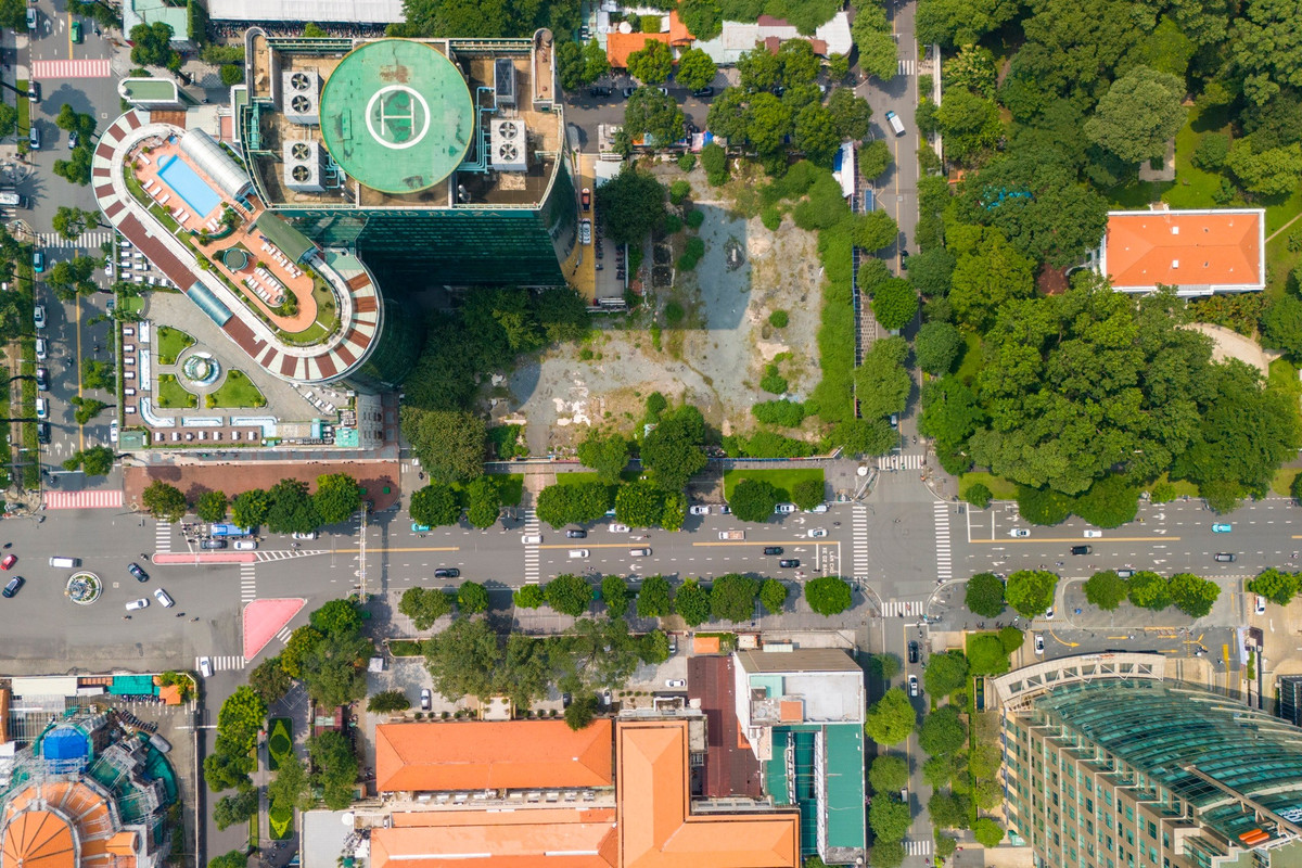 Khu đất số 8-12 Lê Duẩn (phường Sài Gòn) có diện tích hơn 4.800 m2 cũng được quây tôn kín mít từ năm 2018 đến nay, chưa có dấu hiện được đưa vào khai thác. Khu đất là tài sản công của UBND TP.HCM, nằm ngay trung tâm với mặt tiền đường Lê Duẩn, Nguyễn Văn Chiêm và Hai Bà Trưng.