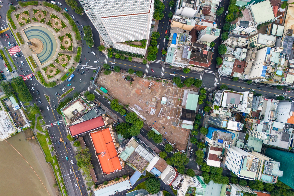 Khu đất không chỉ nằm ngay 4 mặt tiền đắc địa là Hai Bà Trưng - Đông Du - Thi Sách - Công trường Mê Linh, mà còn tiếp giáp bờ sông Sài Gòn, cách bến du thuyền Bạch Đằng vài bước chân.