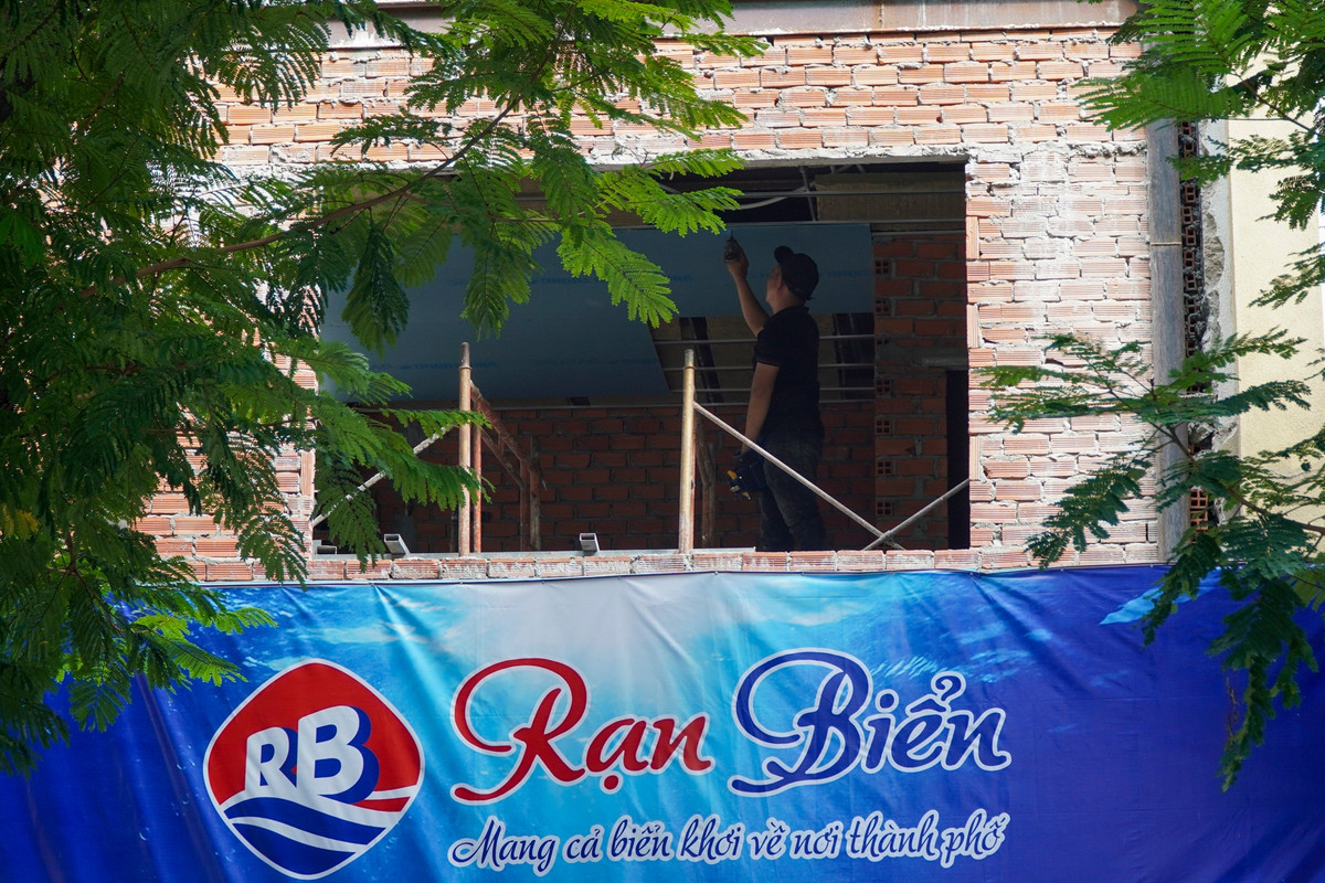 Sau gần một thập kỷ bỏ trống, mặt bằng 2-4-6 Hai Bà Trưng (phường Sài Gòn) rộng 6.080 m2, đang được hệ thống nhà hàng Rạn Biển thuê lại, cải tạo để đưa vào kinh doanh. Cơ sở nhà hàng này dự kiến khai trương trong tháng 10.