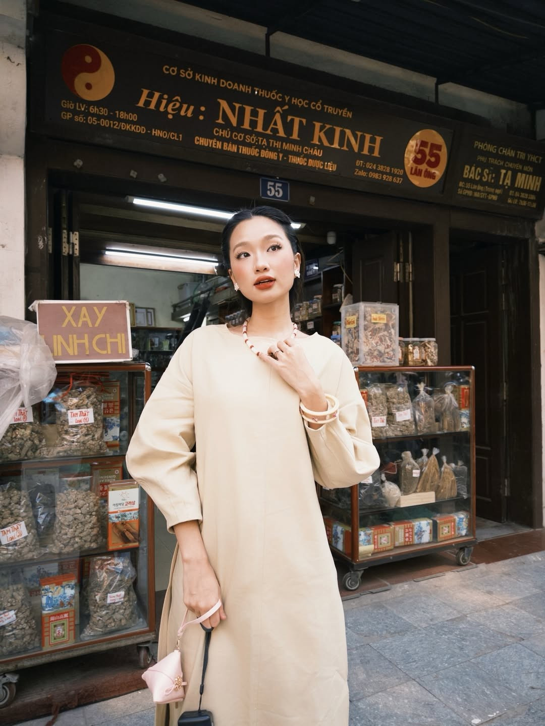 Giữa một rừng những bộ ảnh áo dài lộng lẫy, sự tối giản nhưng đầy chiều sâu của Chái Chanh chính là một nốt nhạc trầm xao xuyến, góp phần làm phong phú thêm đường đua áo dàiTết. (Ảnh: IGNV)