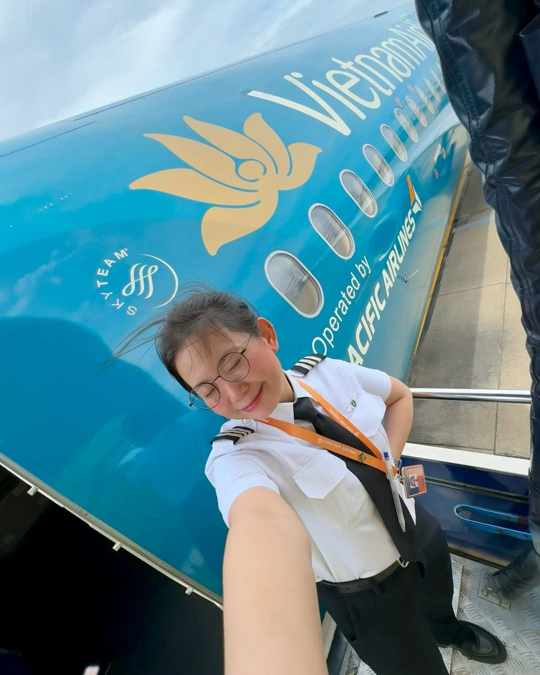 Mạch Khanh từ lâu đã là cái tên nhận được nhiều sự quan tâm trong cộng đồng mạng không chỉ bởi ngoại hình xinh đẹp mà còn bởi sự nghiệp đầy ấn tượng. Cô là một trong số ít những bóng hồng hiếm hoi chinh phục được bầu trời. (Ảnh: IGNV)