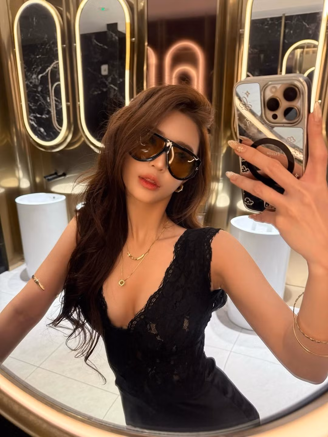 Bộ ảnh này không chỉ thể hiện sự thăng hạng về nhan sắc và phong cách thời trang của Mai Hà Hoàng Yến, mà còn chứng minh sự tự tin, trưởng thành của cô nàng theo thời gian. (Ảnh: IGNV)