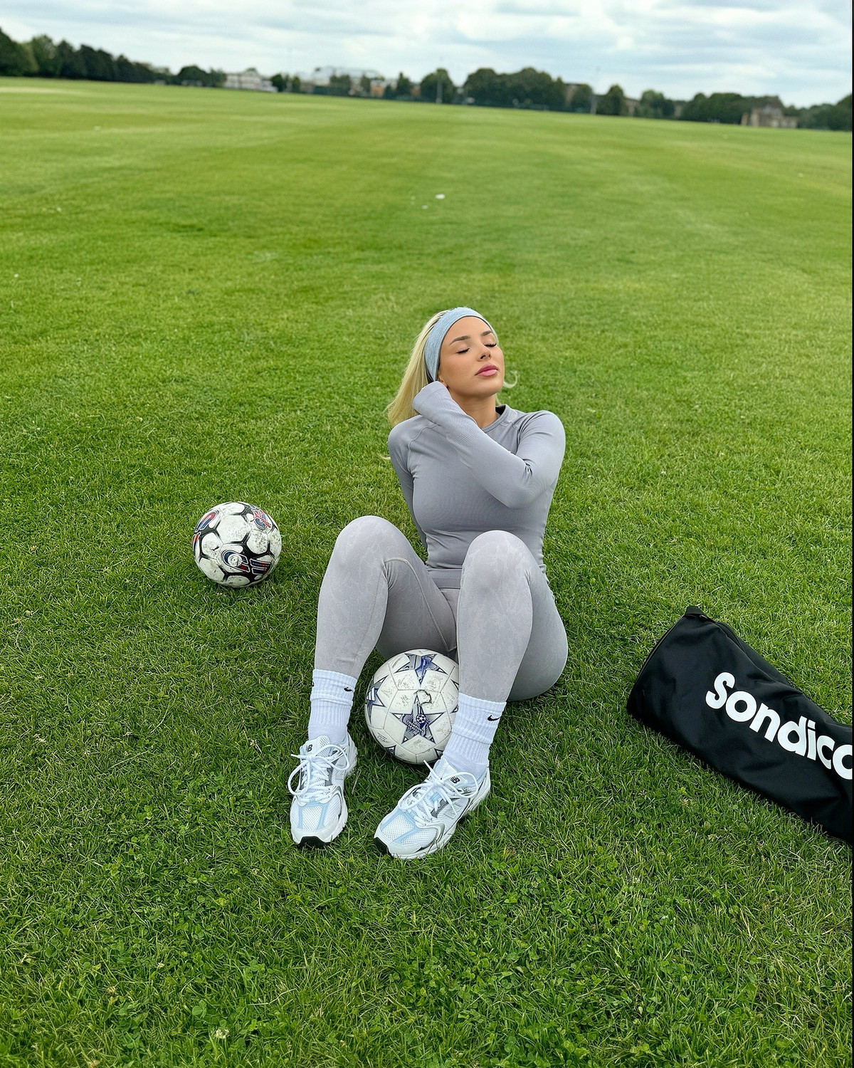 Tài khoản của cô hiện sở hữu hàng trăm nghìn lượt follow và là cái tên quen thuộc trong giới influencer gợi cảm tại Anh.