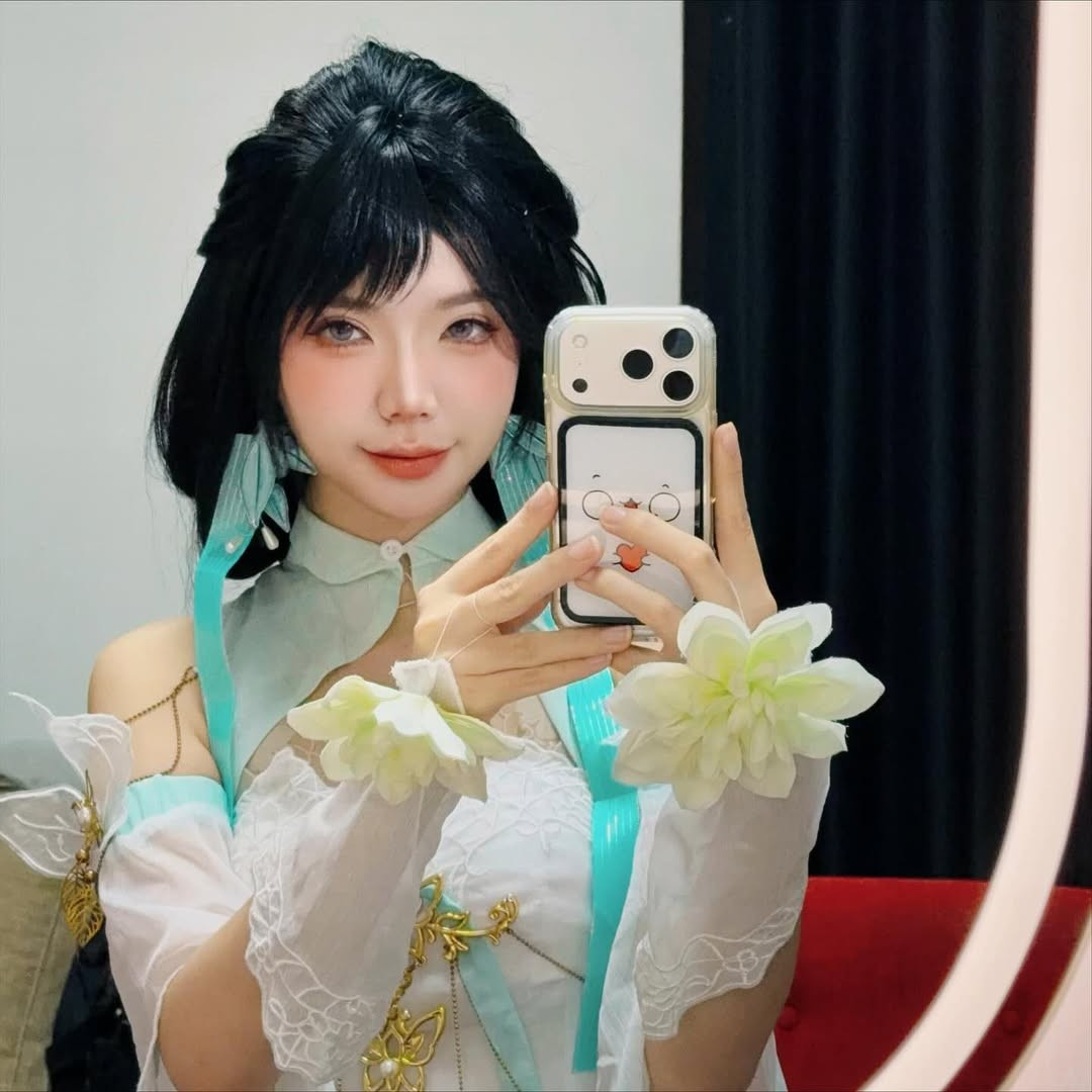 Du Phong Linh không chỉ là một cosplayer tài năng mà còn là một nữ streamer nổi tiếng trong cộng đồng game Việt Nam, đặc biệt là các tựa game như Liên Minh Huyền Thoại và Valorant. (Ảnh: IGNV)