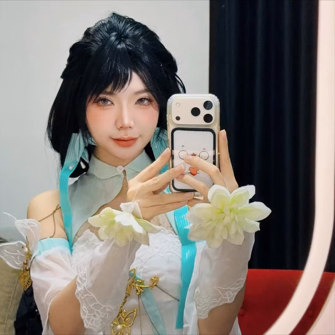 Du Phong Linh không chỉ là một cosplayer tài năng mà còn là một nữ streamer nổi tiếng trong cộng đồng game Việt Nam, đặc biệt là các tựa game như Liên Minh Huyền Thoại và Valorant. (Ảnh: IGNV)