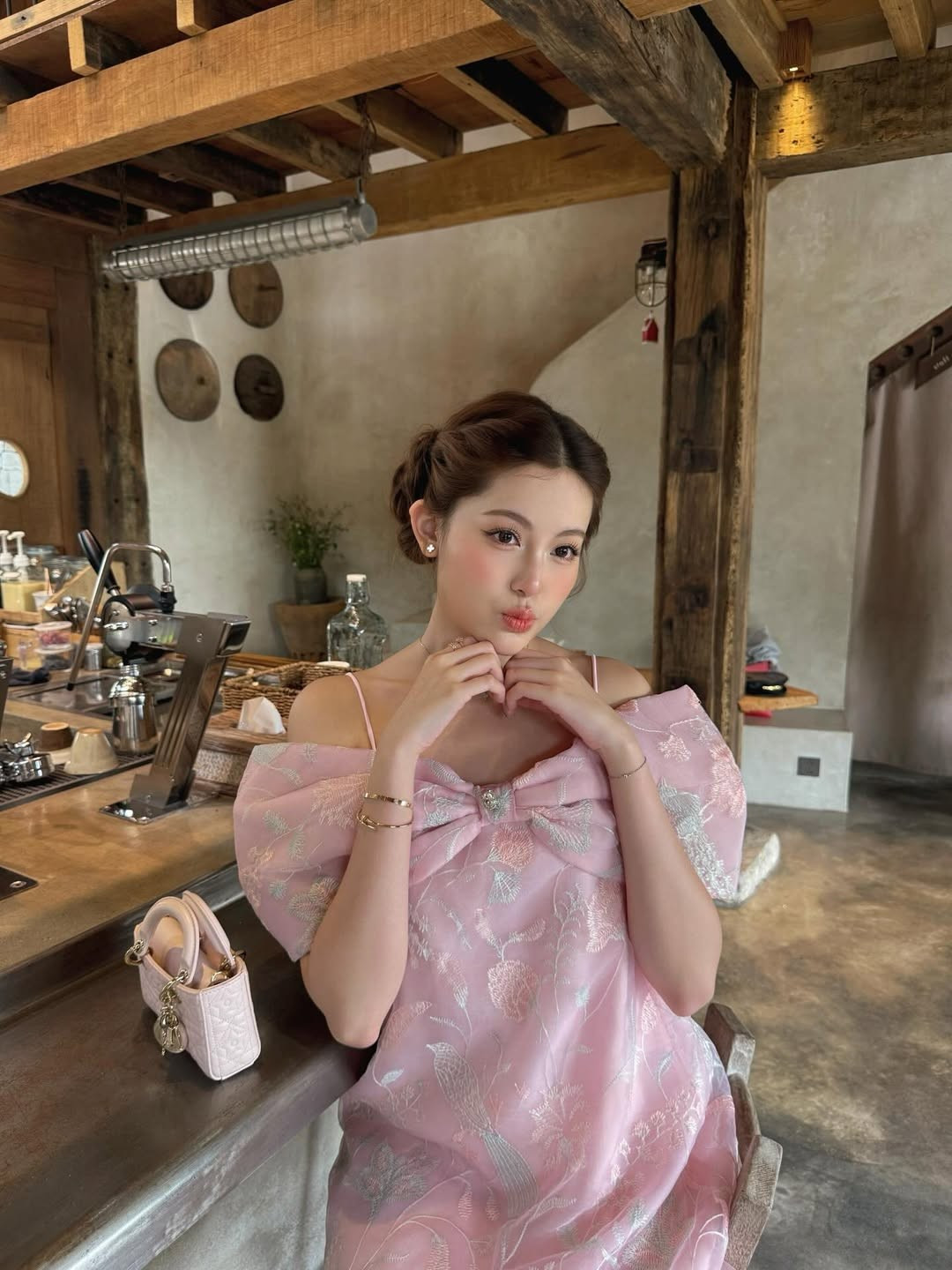 Chất liệu vải voan thêu họa tiết hoa chìm tinh tế càng làm tôn lên làn da trắng sứ và thần thái thoát tục của cô nàng. (Ảnh: IGNV)