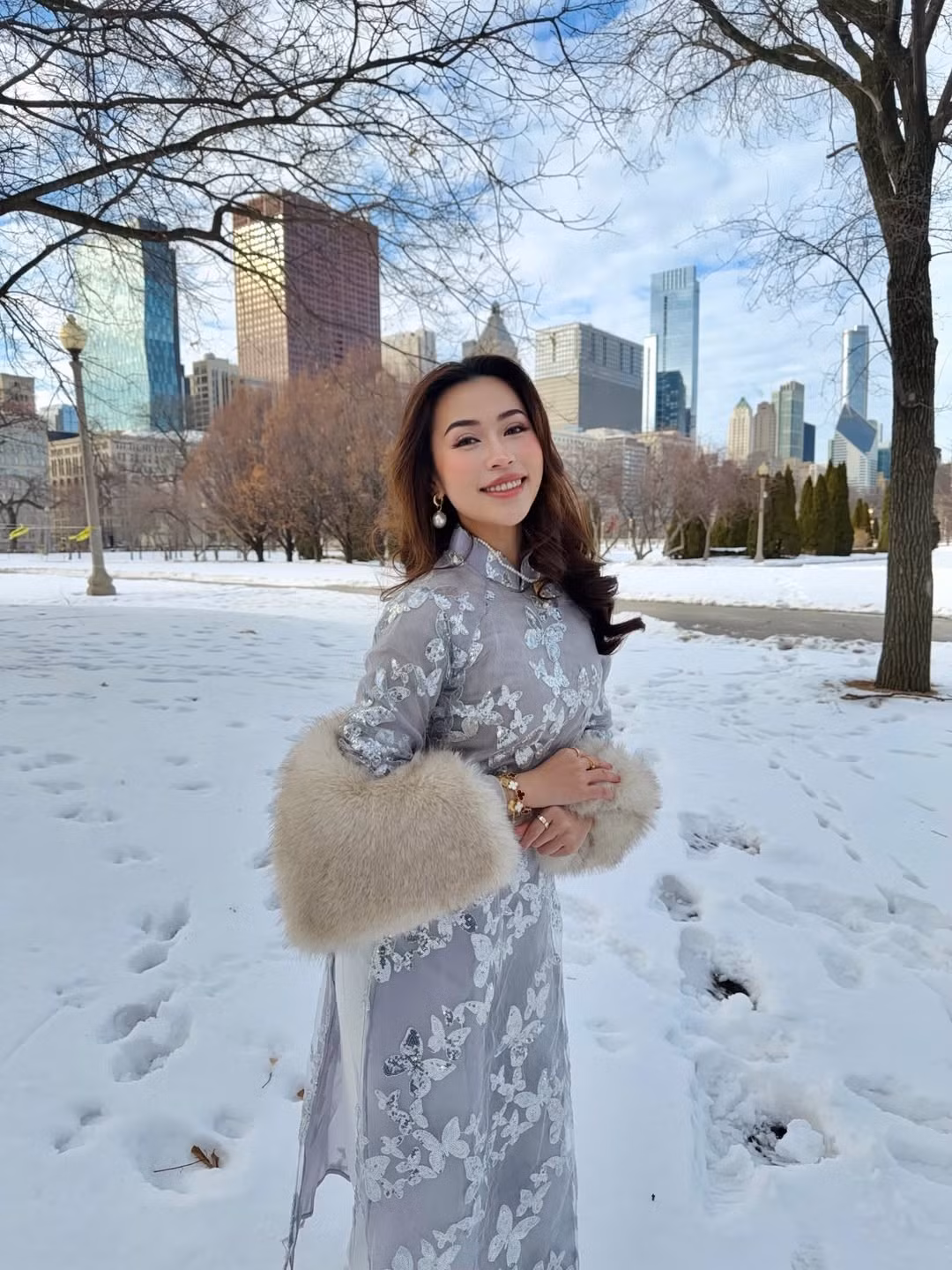 Mới đây, trên trang cá nhân của mình, nàng Beauty blogger đình đám Nguyên Newin đã khiến người hâm mộ không khỏi trầm trồ khi đăng tải bộ ảnh đón Xuân đầy ấn tượng. Kèm theo dòng trạng thái ngắn gọn nhưng đầy cảm xúc: "Xuân xa nhà", cô nàng đã mang không khí Tết Việt đến tận xứ sở cờ hoa. (Ảnh: IGNV)