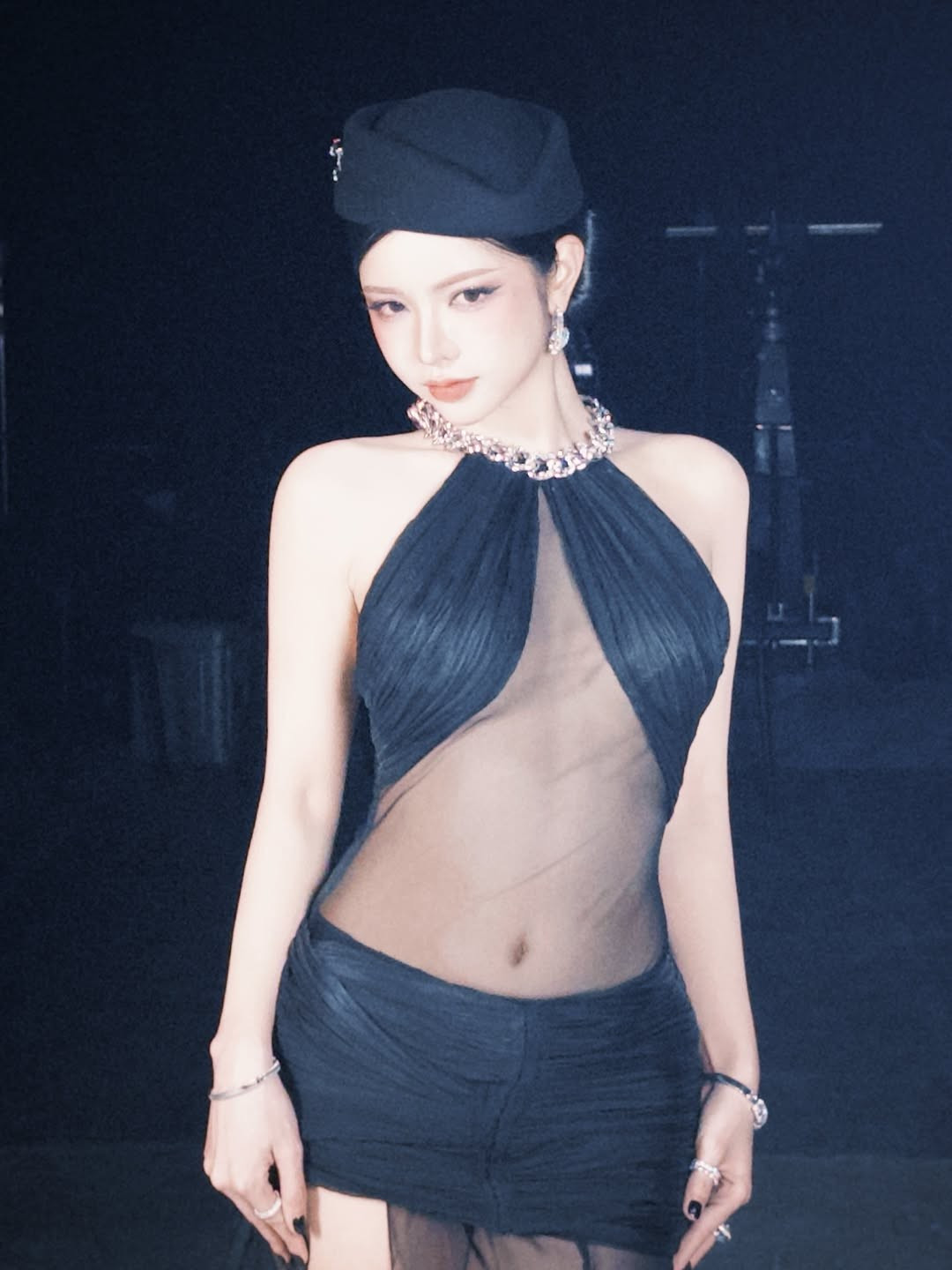 Mái tóc sáng màu quen thuộc được tạo kiểu cầu kỳ, kết hợp cùng phong cách trang điểm sắc sảo, nhấn vào đôi mắt giúp cô nàng trông quyền lực hơn hẳn. (Ảnh: IGNV)