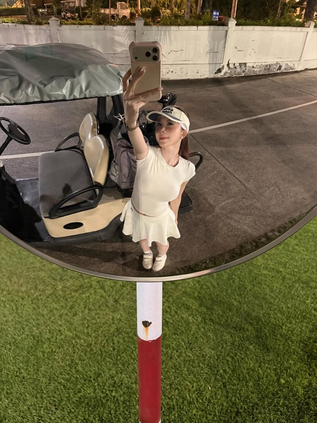 Với chiếc váy xếp ly năng động kết hợp cùng áo polo ôm sát và mũ visor thời thượng, nàng hot girl sinh năm 2003 khéo léo khoe đôi chân dài miên man cùng làn da trắng sáng. (Ảnh: IGNV)