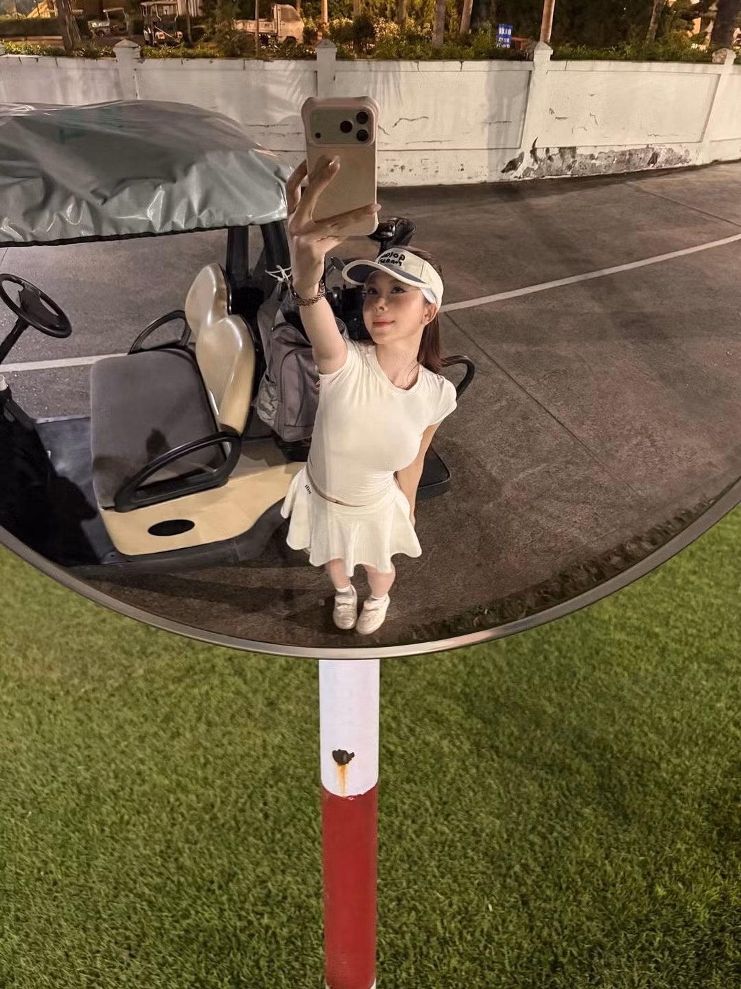 Với chiếc váy xếp ly năng động kết hợp cùng áo polo ôm sát và mũ visor thời thượng, nàng hot girl sinh năm 2003 khéo léo khoe đôi chân dài miên man cùng làn da trắng sáng. (Ảnh: IGNV)