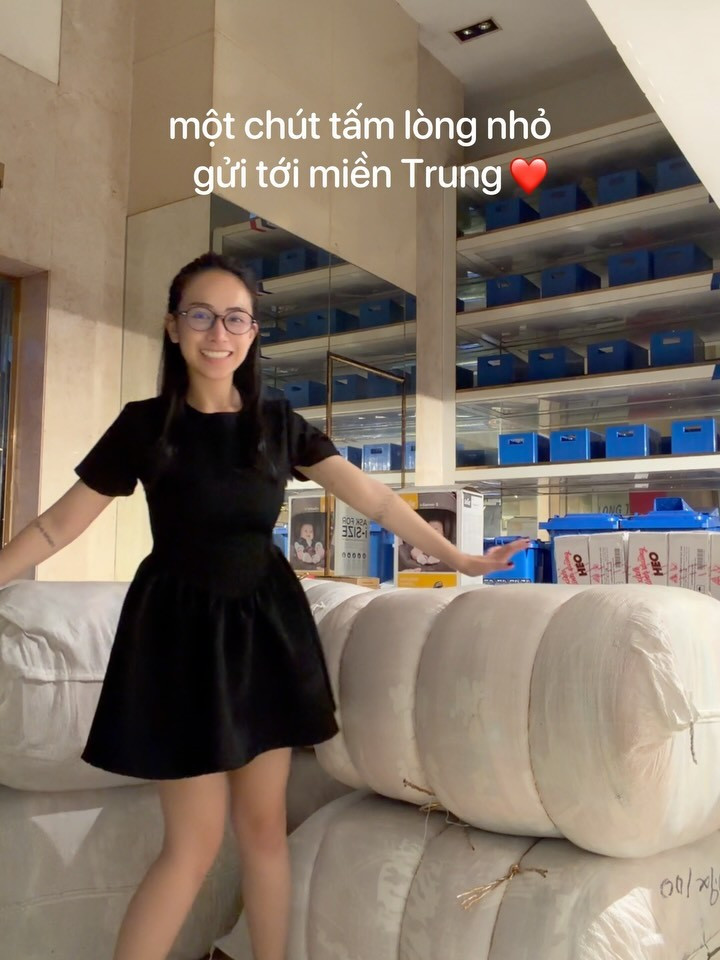 Không đứng ngoài những hành động ý nghĩa này, Joyce Phạm (Phạm Trần Nguyễn Minh Anh) đã cùng gia đình tổ chức gom nhiều vật phẩm cứu trợ, chung tay gửi sự hỗ trợ kịp thời đến người dân vùng lũ. (Ảnh: IGNV)