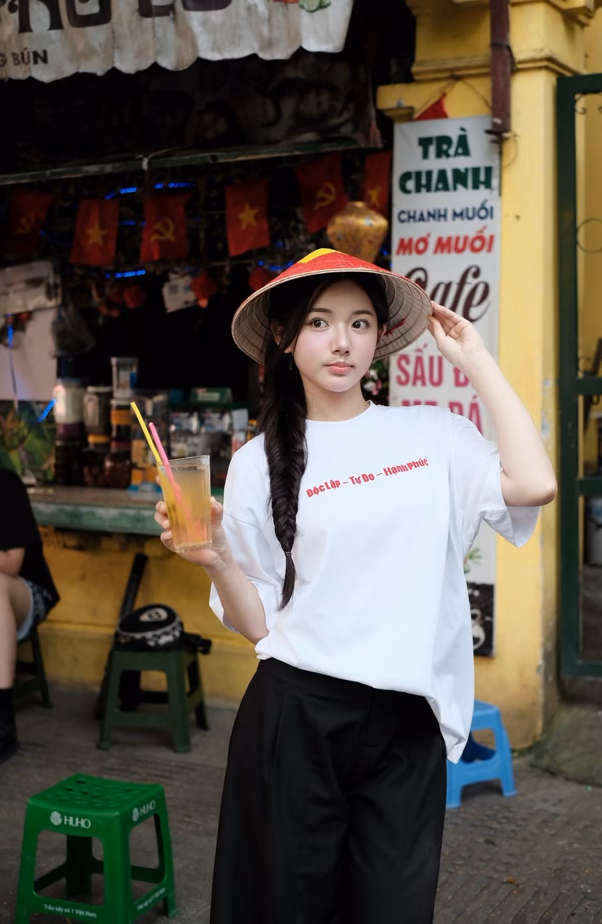 Nụ cười rạng rỡ và cách tạo dáng tự nhiên khi cầm lá cờ đỏ sao vàng đã khiến người xem cảm nhận được tinh thần yêu nước và sự tự hào dân tộc. (Ảnh: FBNV)