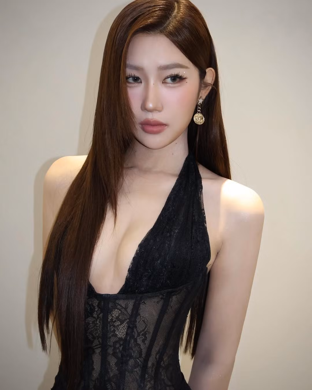 Từ hình ảnh thanh lịch, nhẹ nhàng đến phong cách gợi cảm, thời thượng – Thúy Ngân luôn biết cách khiến công chúng phải nhắc đến mình.