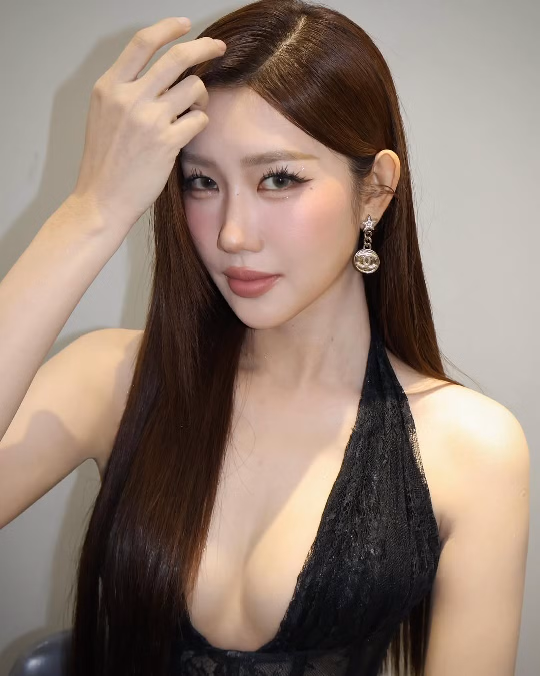 Với màn xuất hiện ấn tượng lần này, Thúy Ngân một lần nữa chứng minh cô không chỉ là một diễn viên tài năng mà còn là biểu tượng nhan sắc và thời trang đang ngày càng thăng hạng.