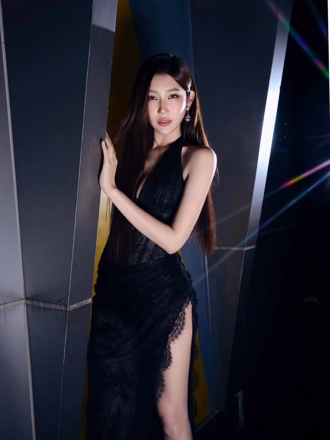 Chiếc váy đen ôm sát được thiết kế trên nền chất liệu ren xuyên thấu cao cấp, kết hợp cùng phần xẻ tà cao và chi tiết khoét ngực táo bạo – giúp tôn vinh vóc dáng chuẩn chỉnh của mỹ nhân “Gạo nếp gạo tẻ”.